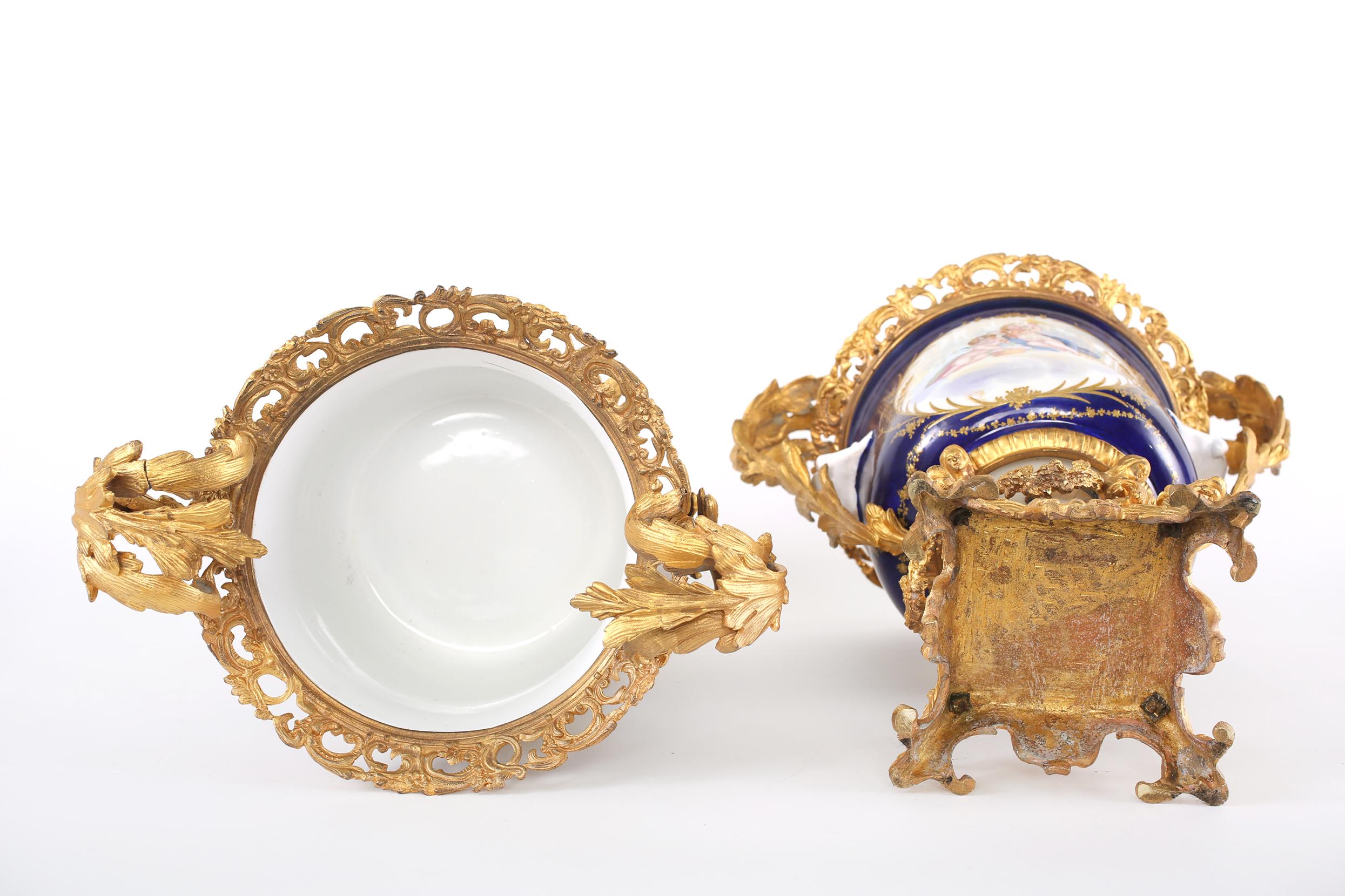 Paar französische Urnen / Vasen aus vergoldeter Bronze, montiert / Porzellan, Paar  im Angebot 3