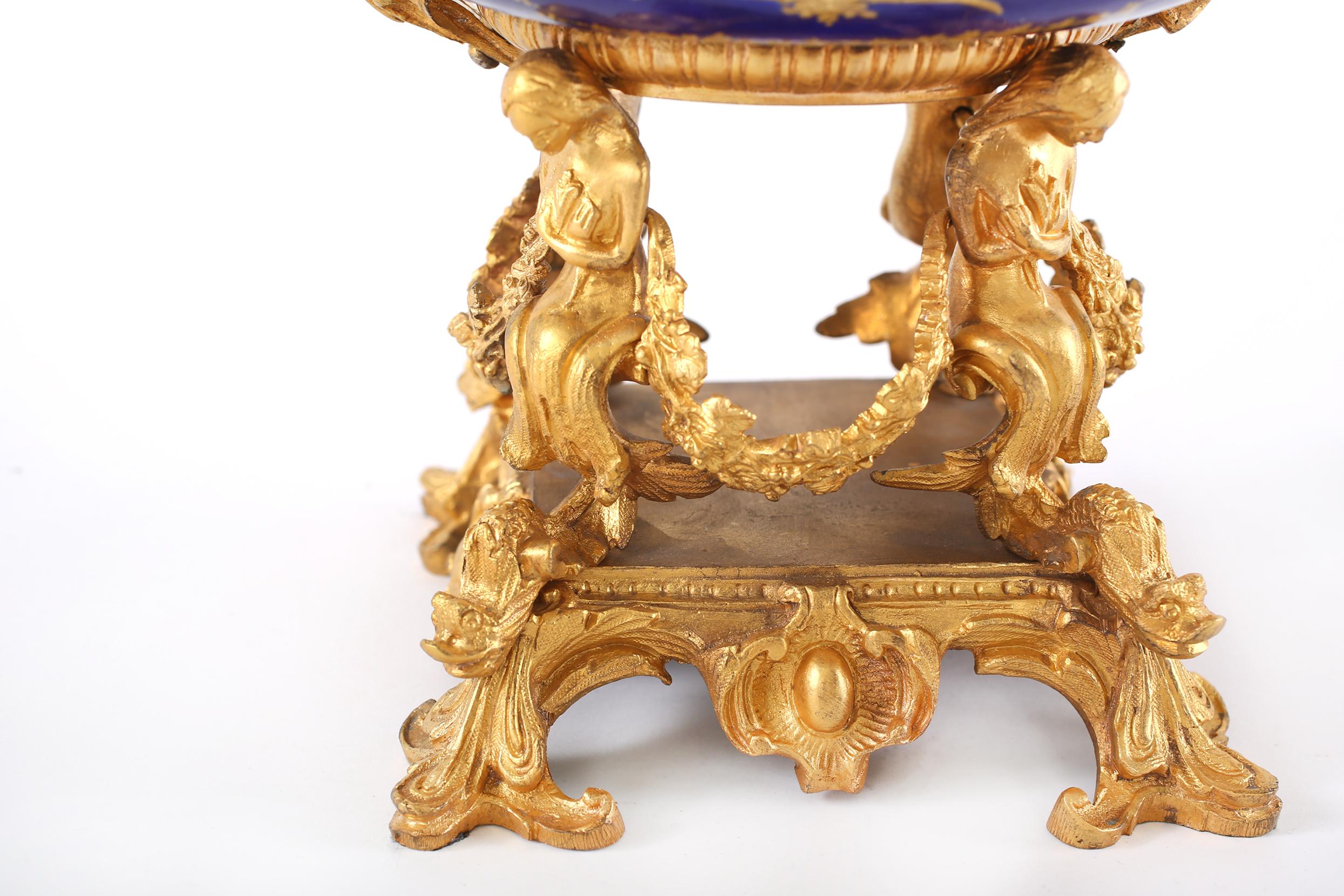 Bronzo Coppia francese di urne / vasi in porcellana montati in bronzo dorato in vendita