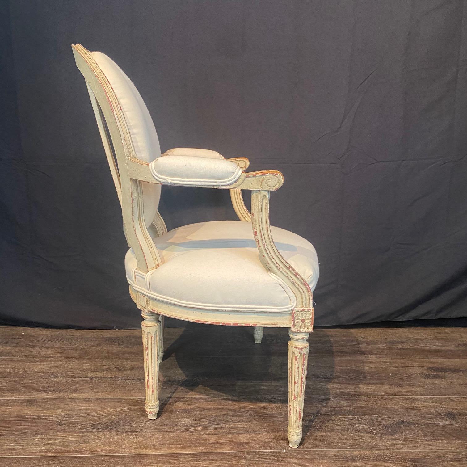 Coppia di poltrone o fauteuil francesi Luigi XV con ottomani abbinati in vendita 4