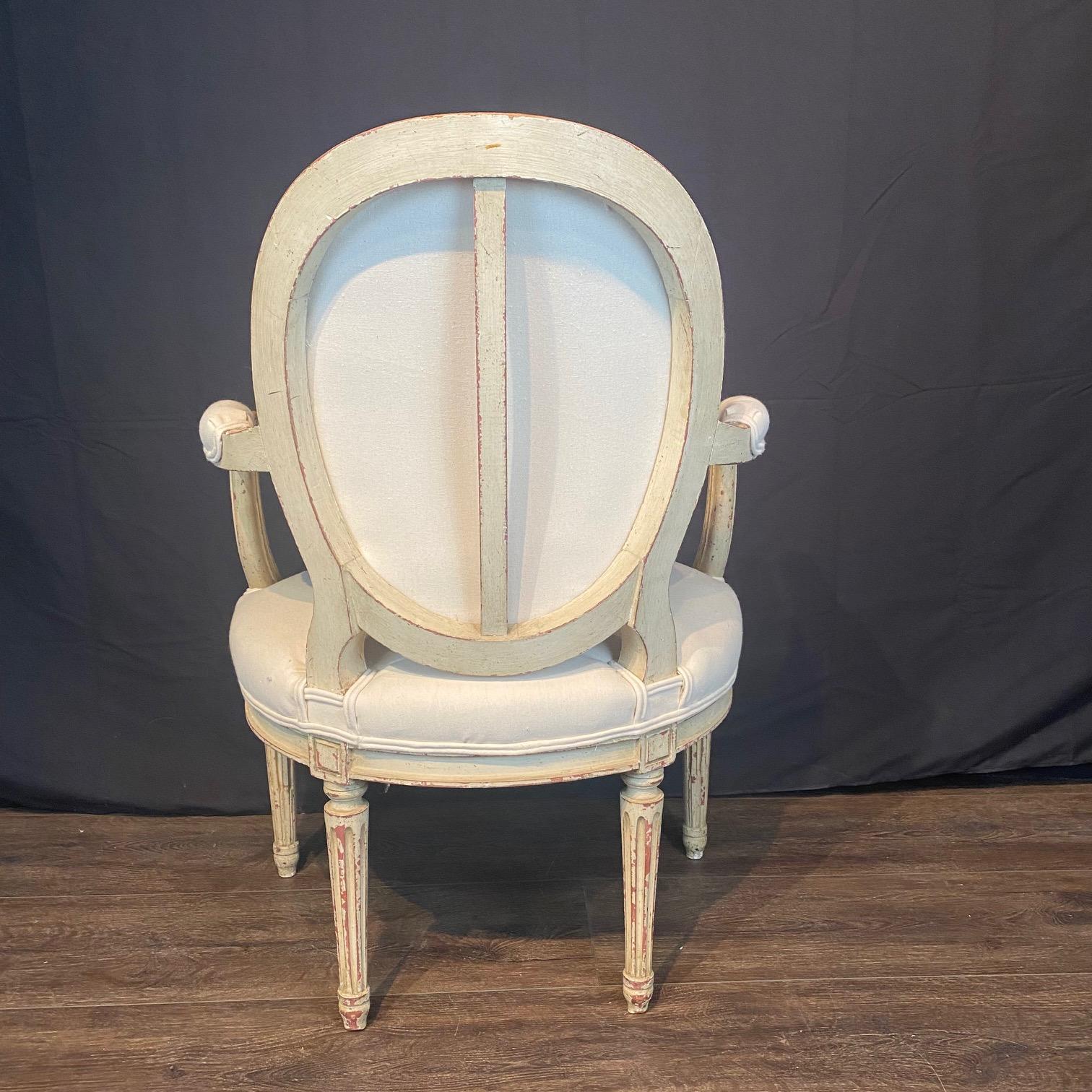 Coppia di poltrone o fauteuil francesi Luigi XV con ottomani abbinati in vendita 5