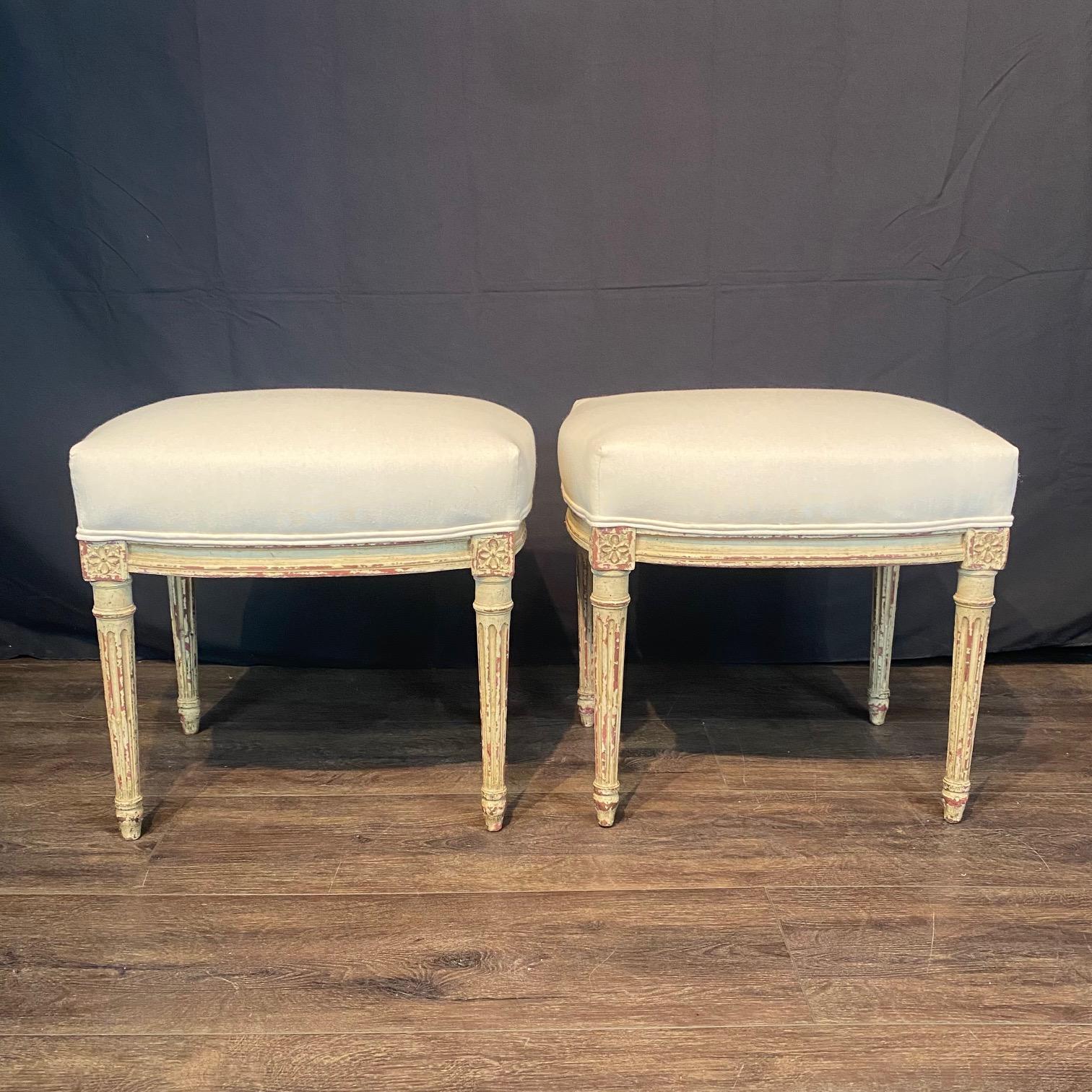 Coppia di poltrone o fauteuil francesi Luigi XV con ottomani abbinati in vendita 6