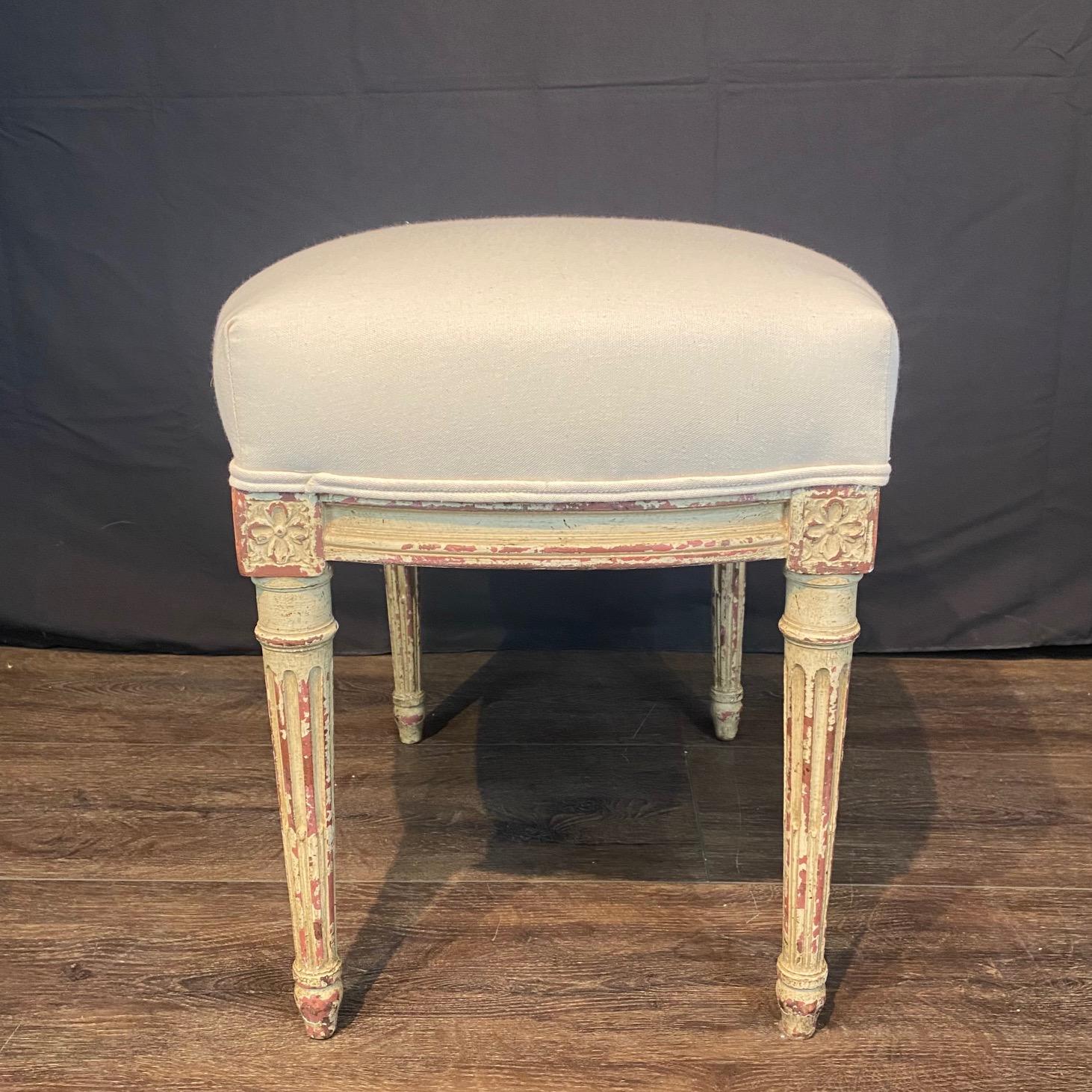 Coppia di poltrone o fauteuil francesi Luigi XV con ottomani abbinati in vendita 7