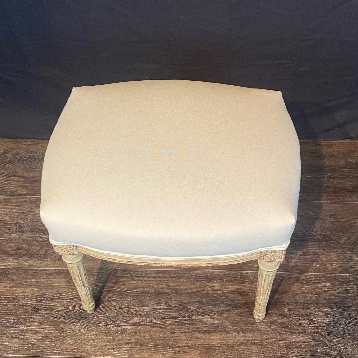 Coppia di poltrone o fauteuil francesi Luigi XV con ottomani abbinati in vendita 9