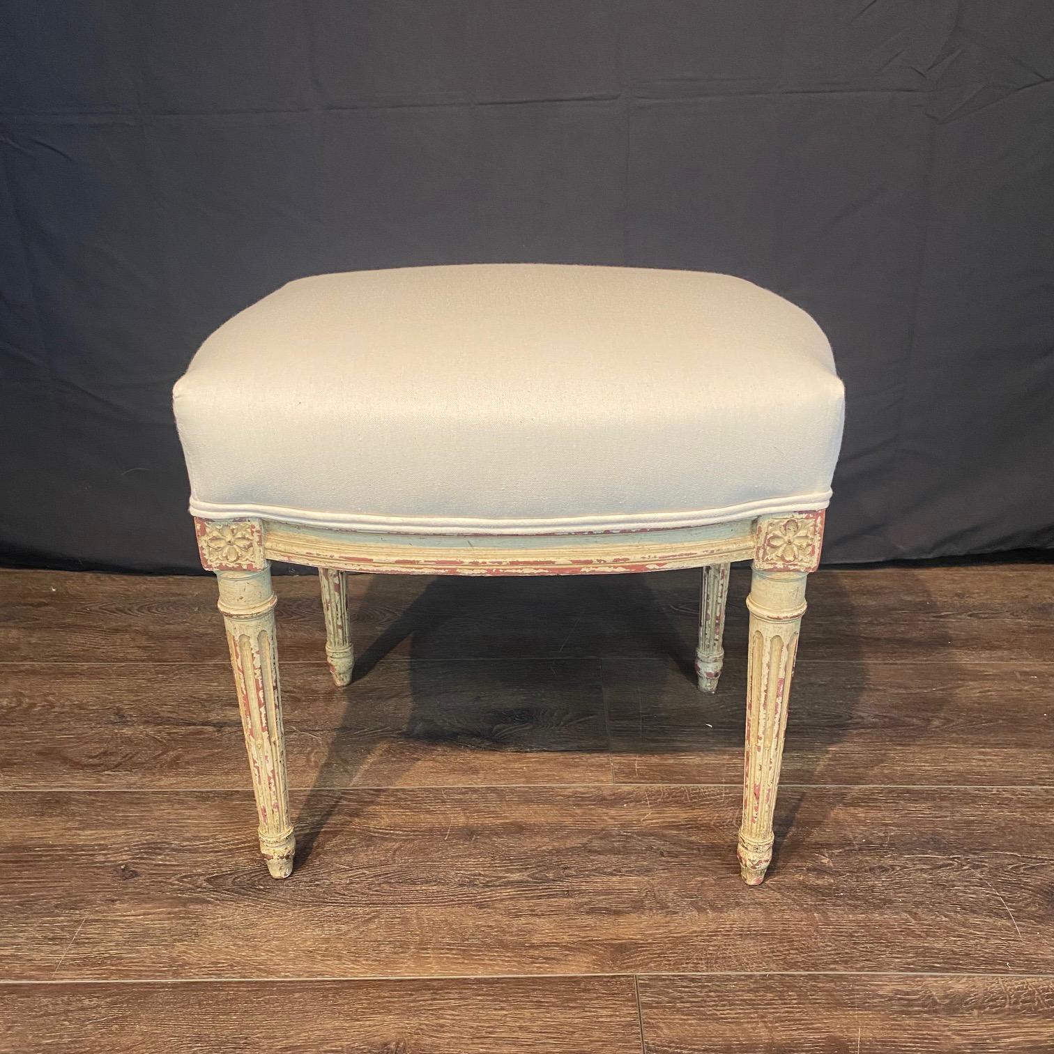 Coppia di poltrone o fauteuil francesi Luigi XV con ottomani abbinati in vendita 10
