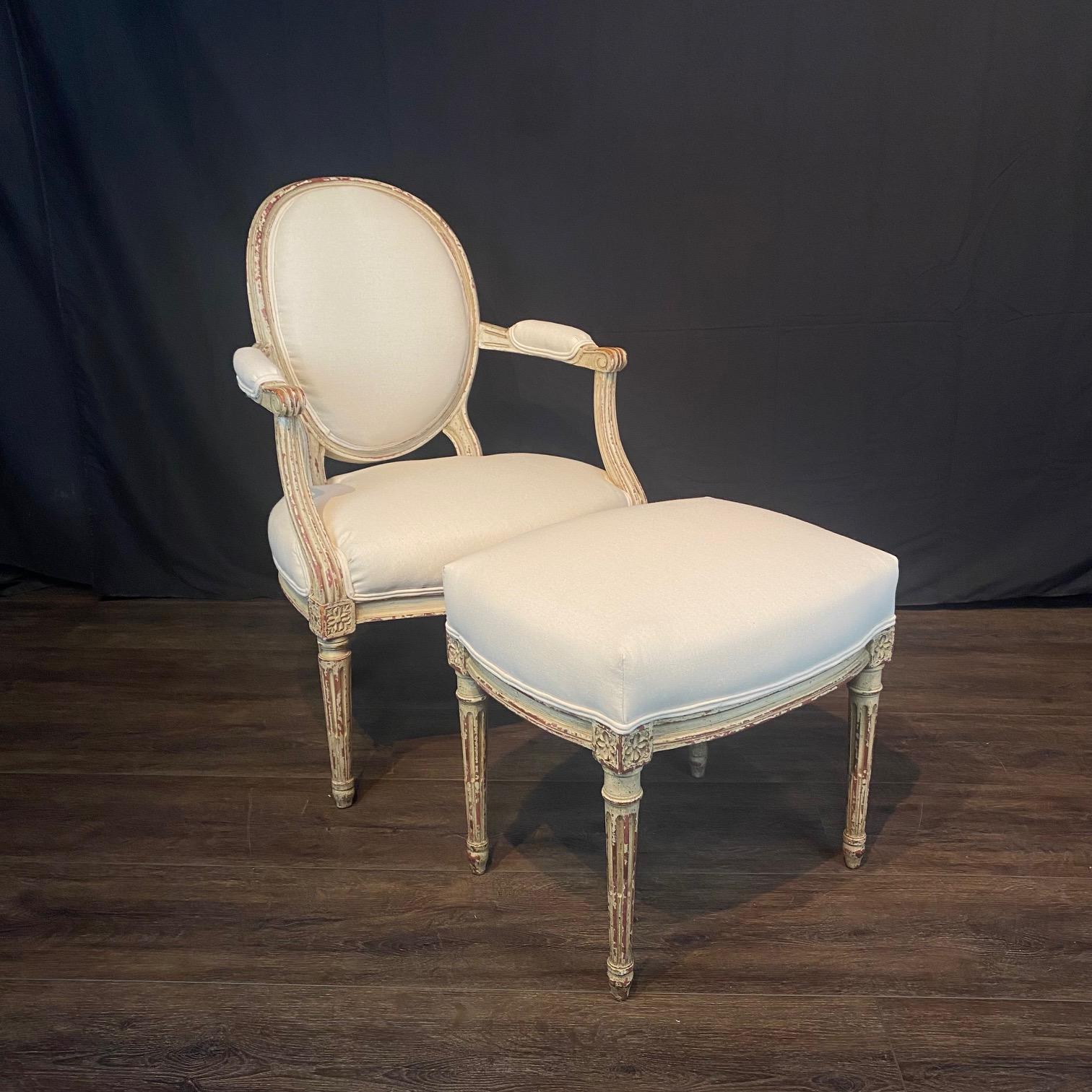 
Poltrone classiche del XIX secolo in stile Luigi XV in noce verniciato color crema con poggiapiedi o pouf abbinati, rivestiti di recente in un tessuto complementare di alta gamma. Vernice originale con una bella patina! Aggiungerà posti a sedere ed