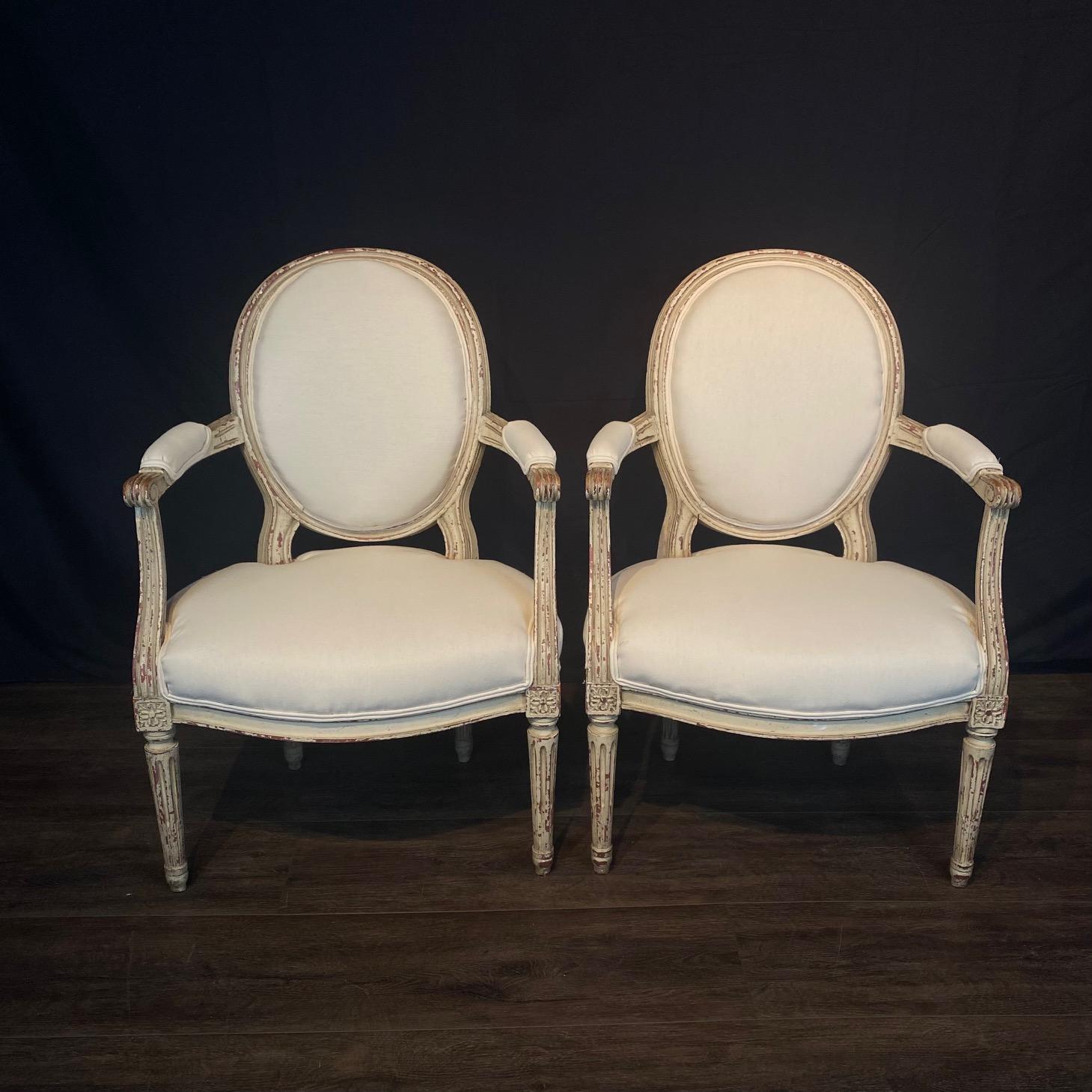 Francese Coppia di poltrone o fauteuil francesi Luigi XV con ottomani abbinati in vendita