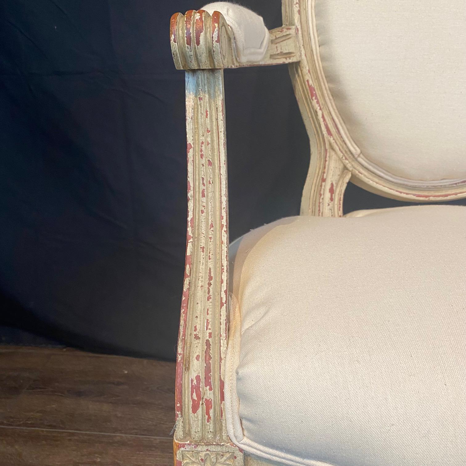 XIX secolo Coppia di poltrone o fauteuil francesi Luigi XV con ottomani abbinati in vendita
