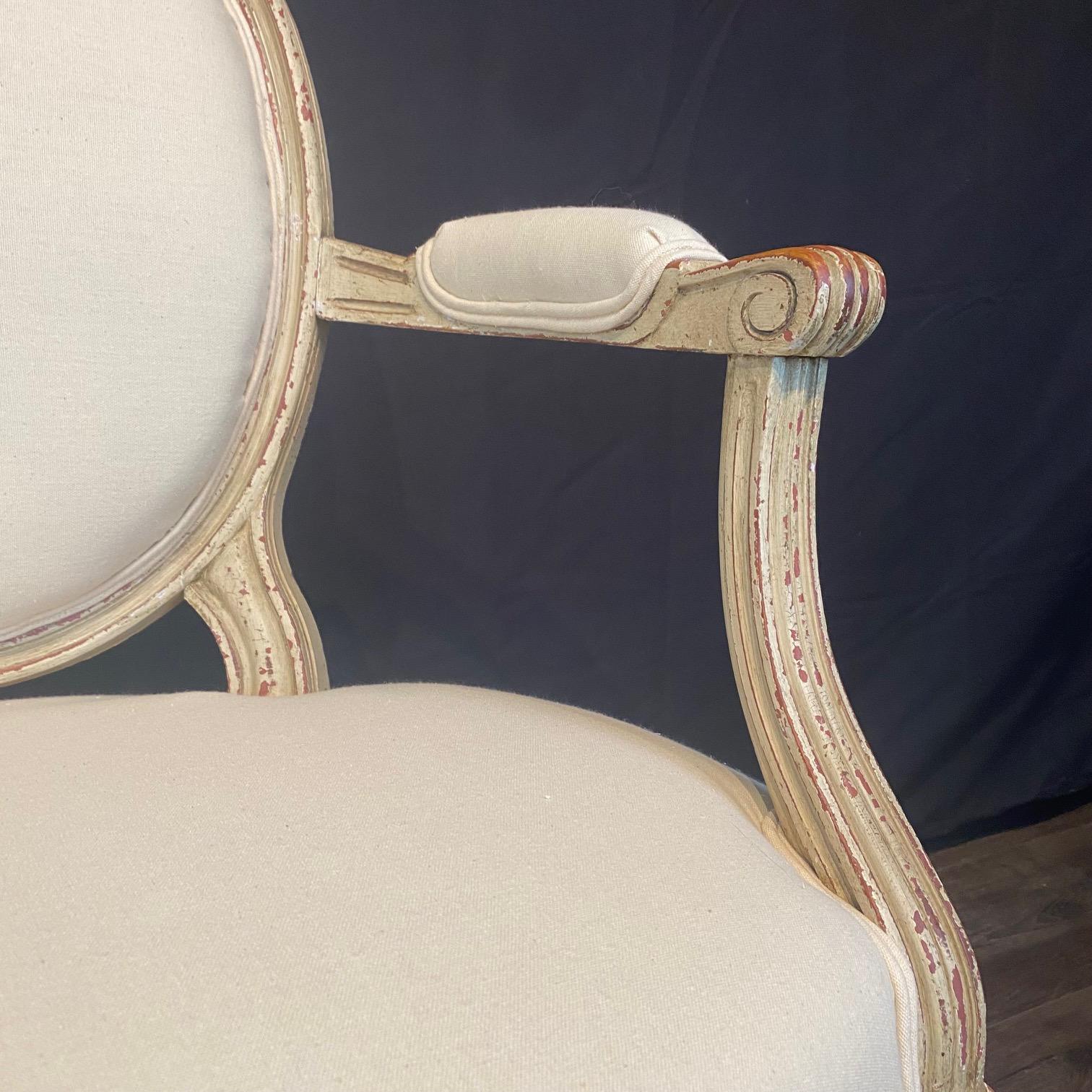 Coppia di poltrone o fauteuil francesi Luigi XV con ottomani abbinati in vendita 1