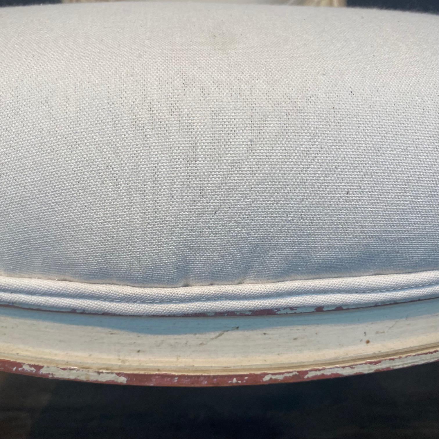 Coppia di poltrone o fauteuil francesi Luigi XV con ottomani abbinati in vendita 2
