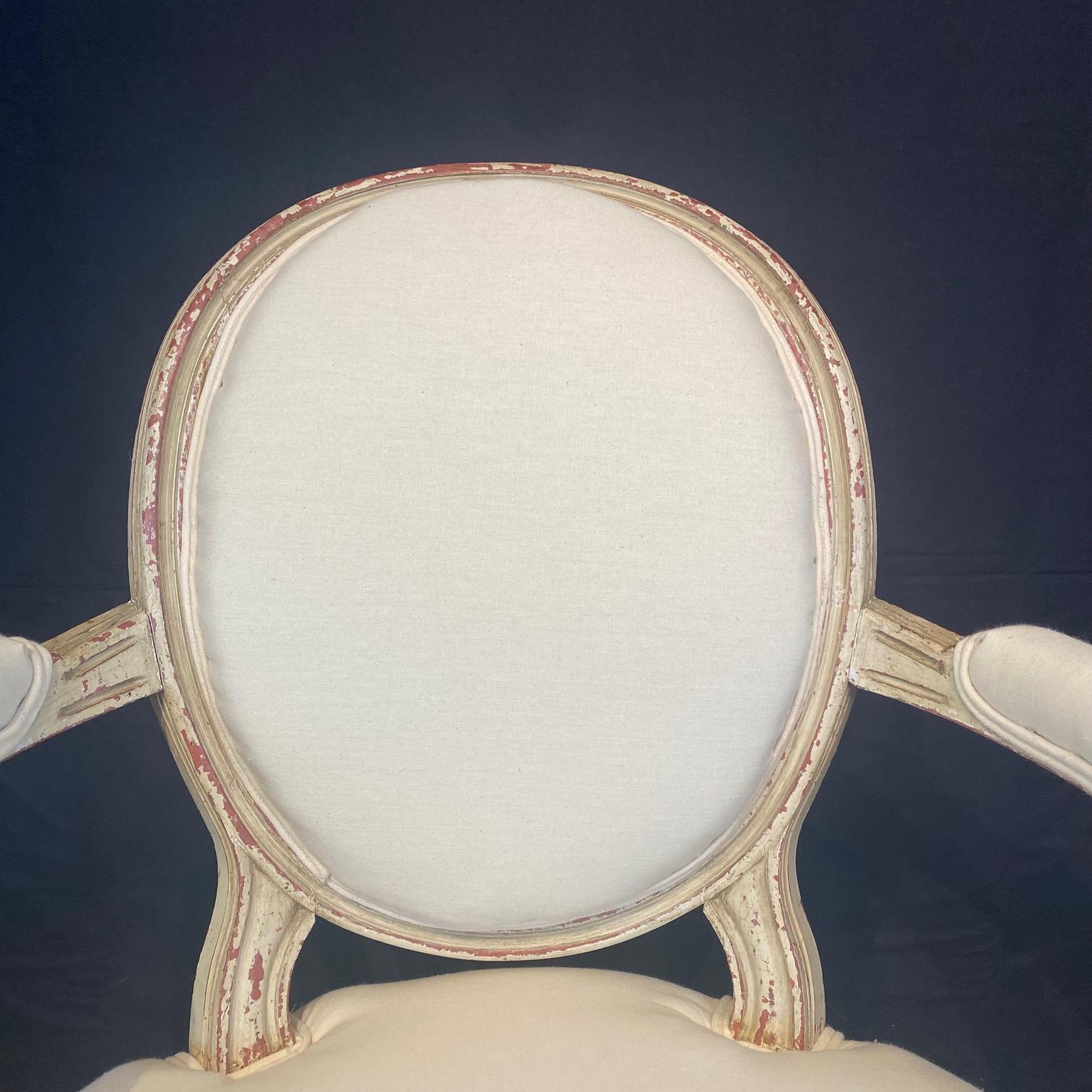 Coppia di poltrone o fauteuil francesi Luigi XV con ottomani abbinati in vendita 3