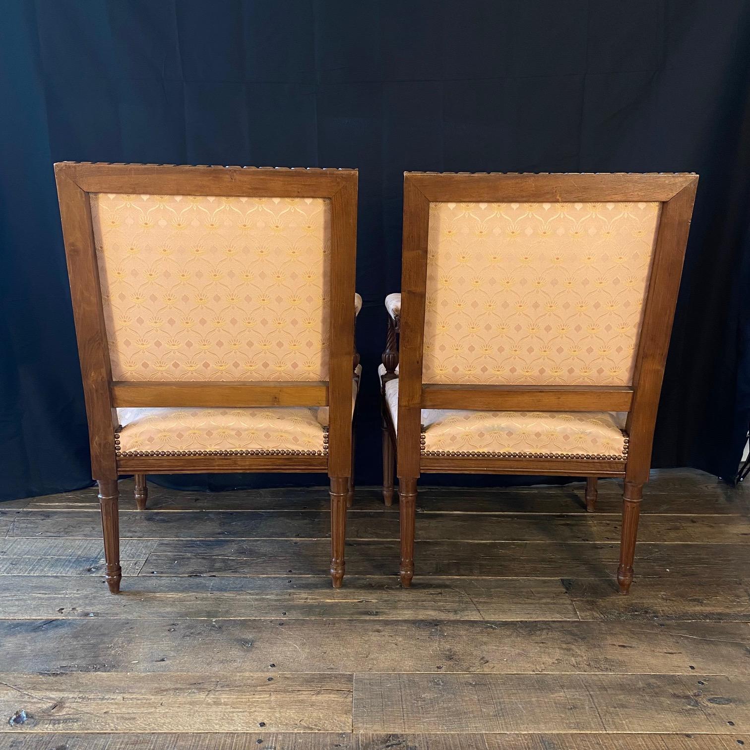 Französisch Paar Louis XVI geschnitzt Mahagoni Fauteuil Arm Stühle (Louis XVI.) im Angebot
