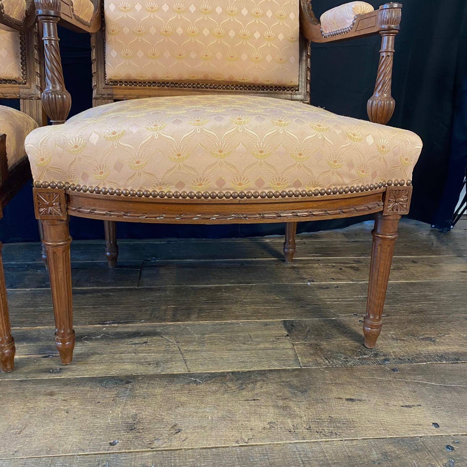 Französisch Paar Louis XVI geschnitzt Mahagoni Fauteuil Arm Stühle im Zustand „Gut“ im Angebot in Hopewell, NJ