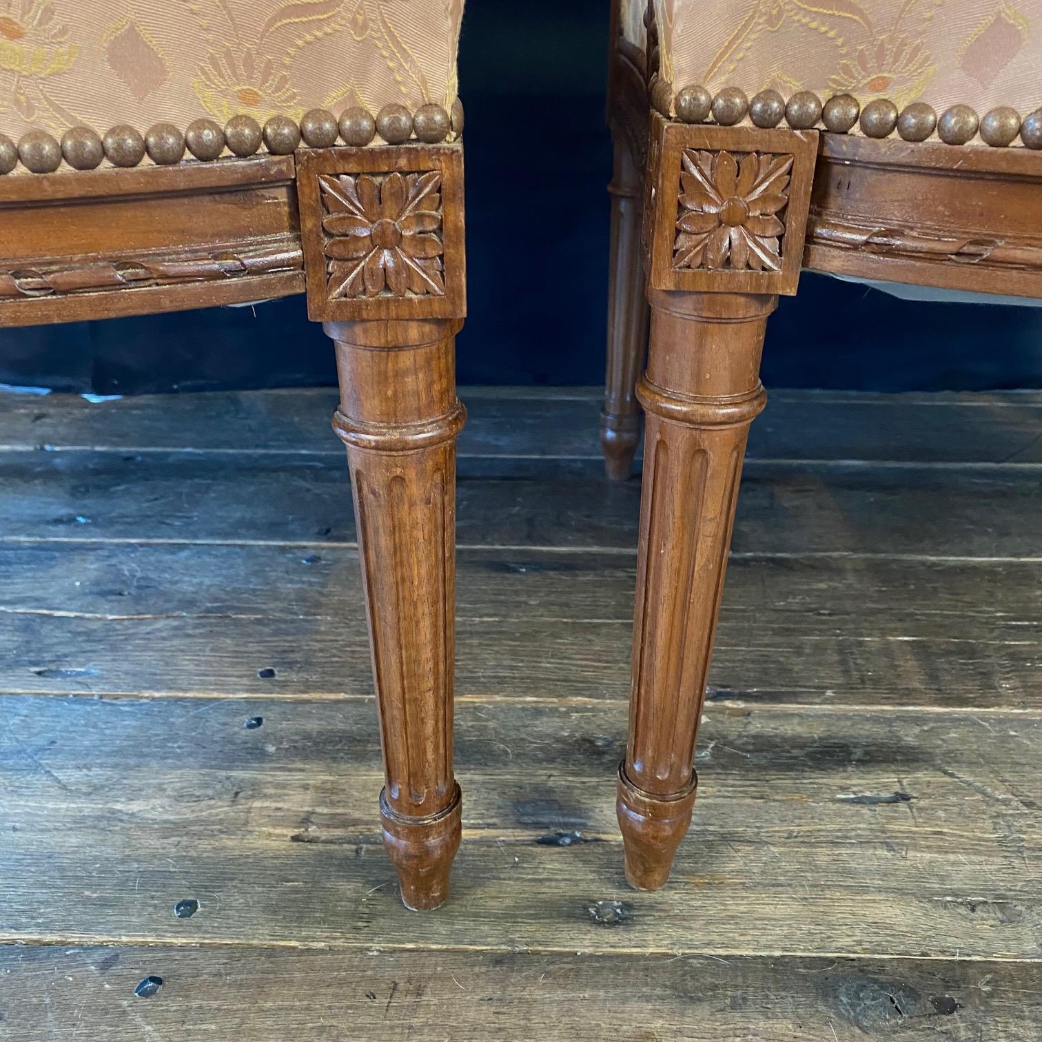 Französisch Paar Louis XVI geschnitzt Mahagoni Fauteuil Arm Stühle (Polster) im Angebot