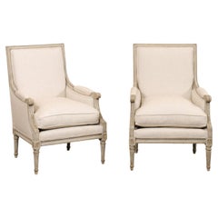 Paire de chaises Bergère de style Louis XVI, nouvellement tapissées de lin belge