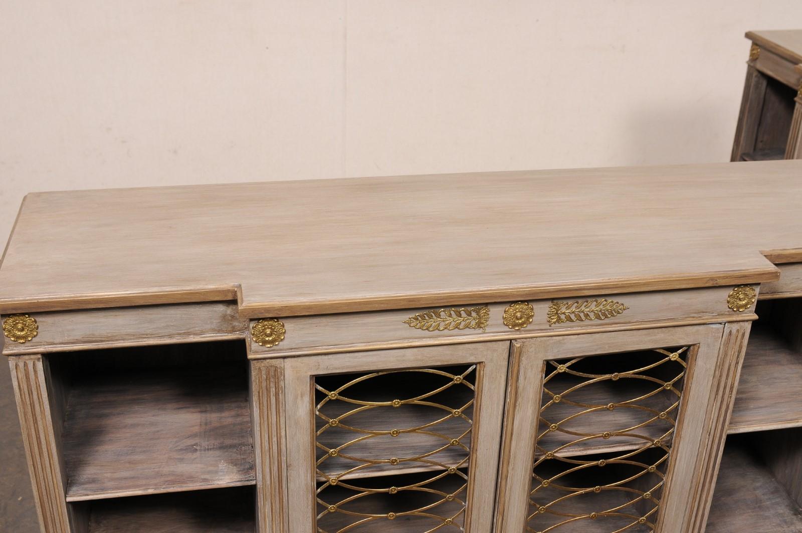 Coppia francese di librerie neoclassiche a parete con bellissimi accenti di ottone in vendita 3