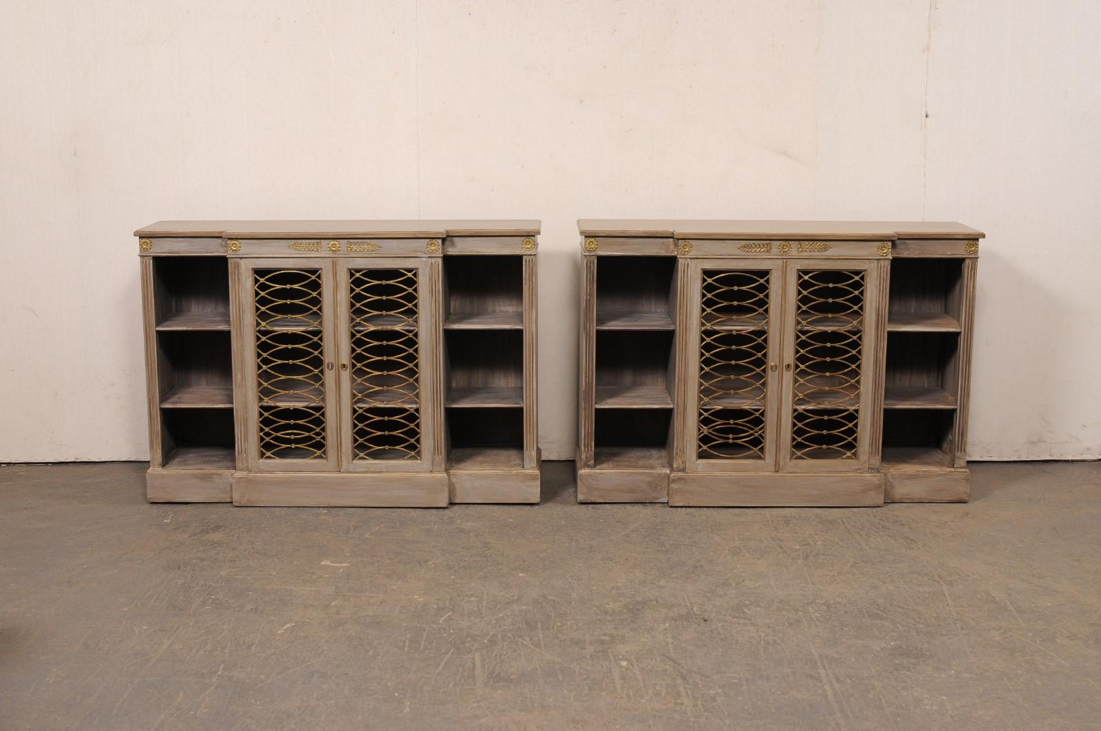 Coppia francese di librerie neoclassiche a parete con bellissimi accenti di ottone in vendita 4