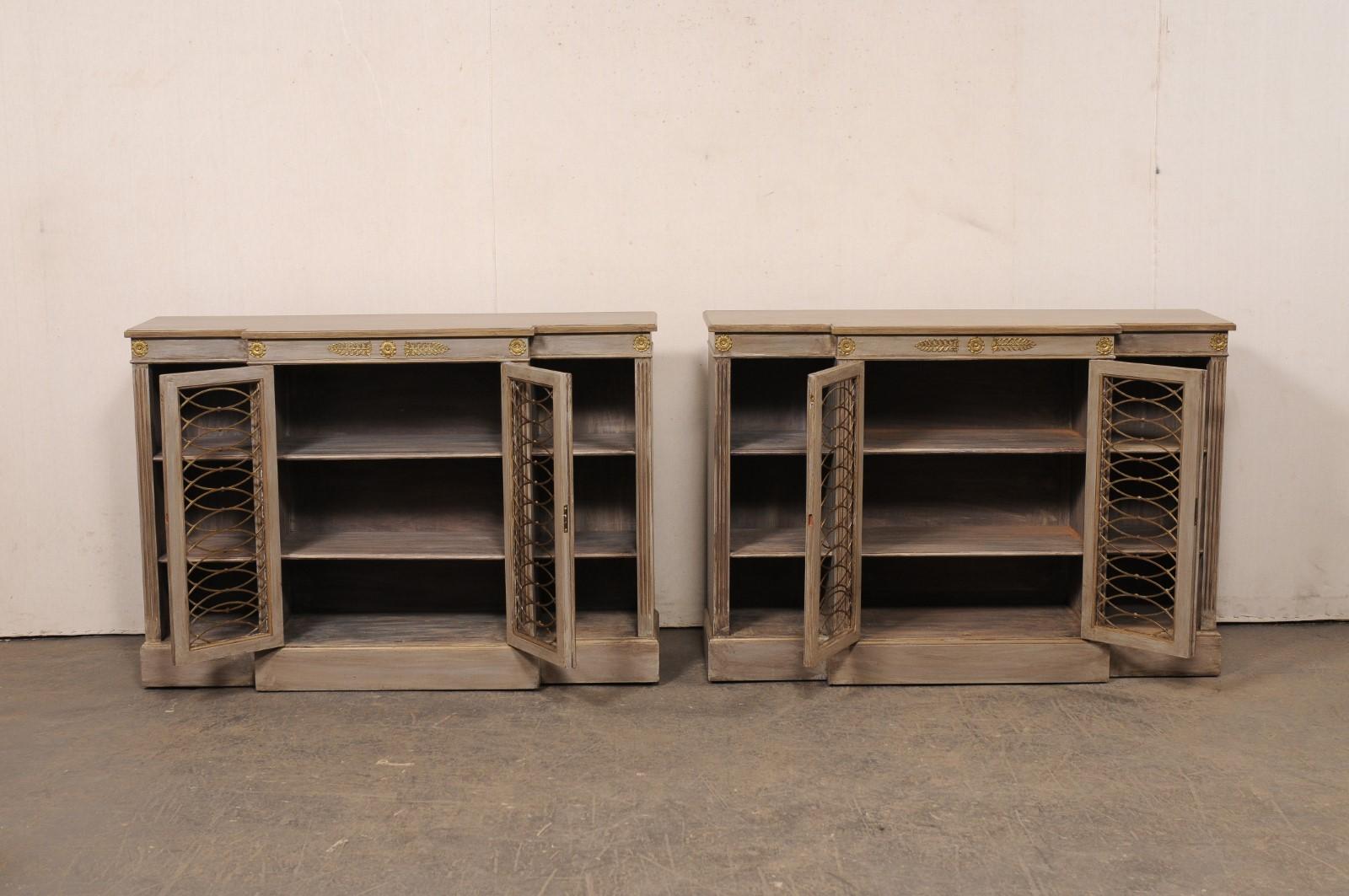 Coppia francese di librerie neoclassiche a parete con bellissimi accenti di ottone in vendita 5
