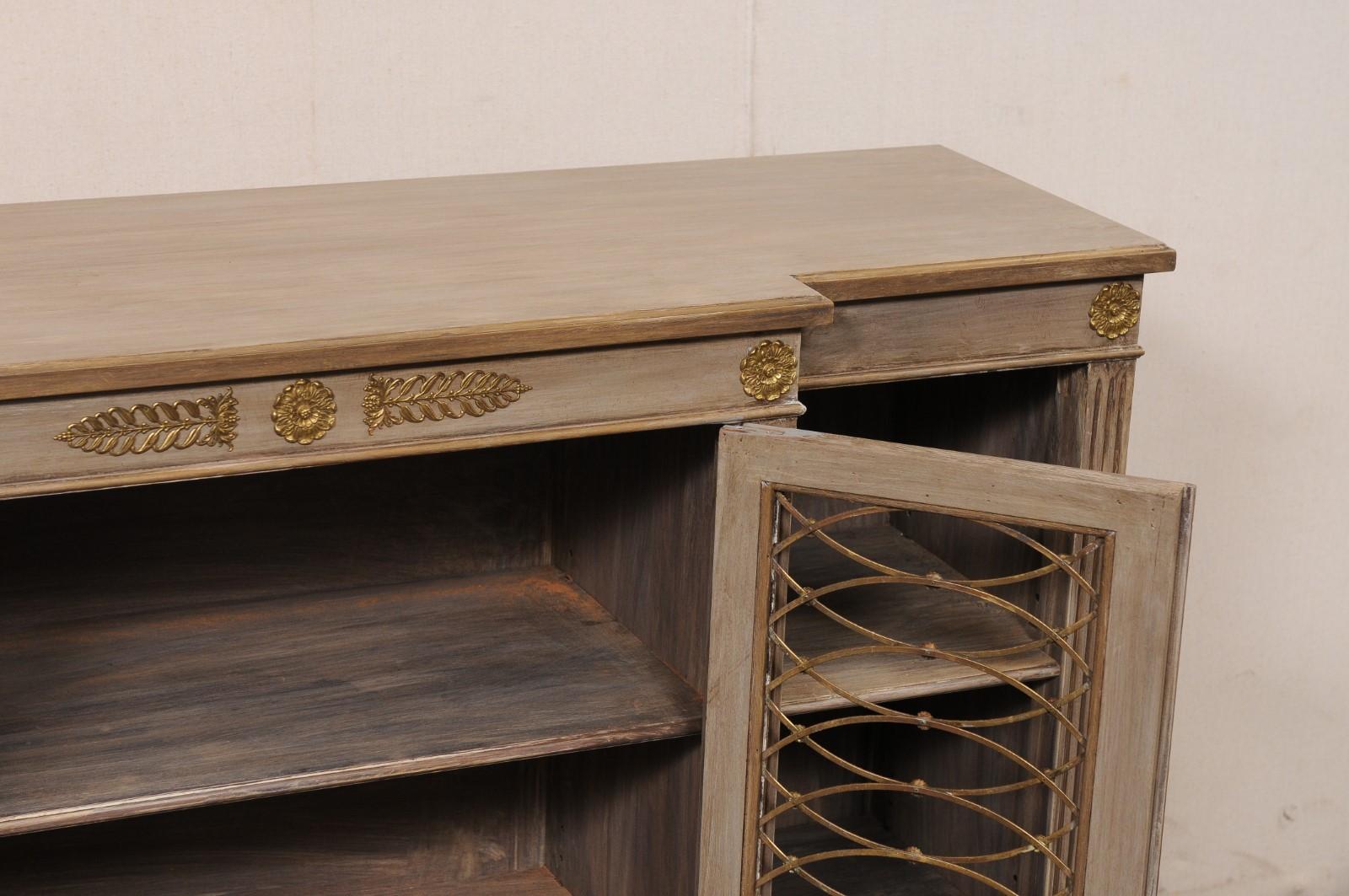 Coppia francese di librerie neoclassiche a parete con bellissimi accenti di ottone in vendita 6