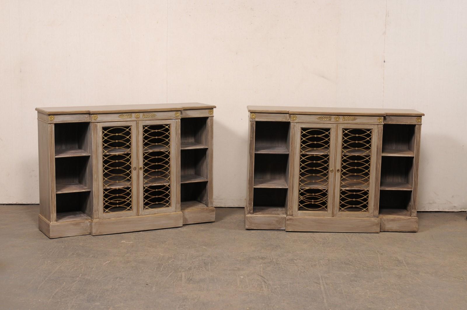 Coppia di mensole libreria in stile neoclassico con accenti in ottone, della metà del XX secolo. Questa coppia di armadi d'epoca provenienti dalla Francia si eleva per circa un metro e mezzo di altezza e presenta un design a fronte, con la cassa che
