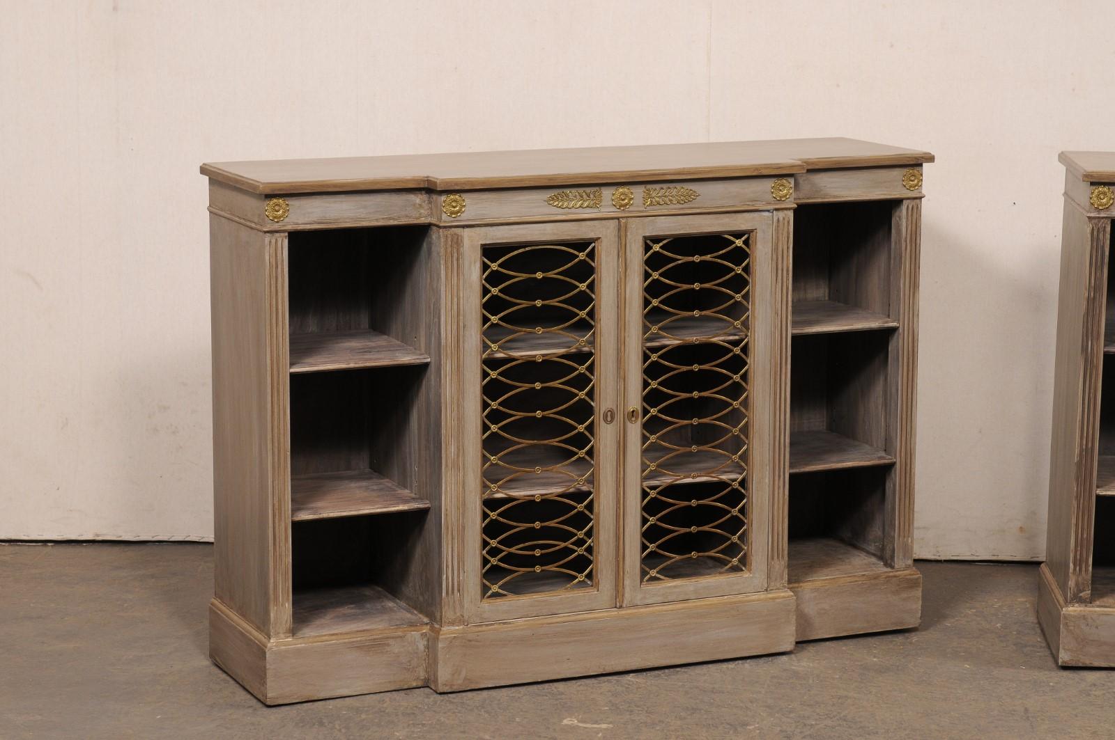Neoclassico Coppia francese di librerie neoclassiche a parete con bellissimi accenti di ottone in vendita