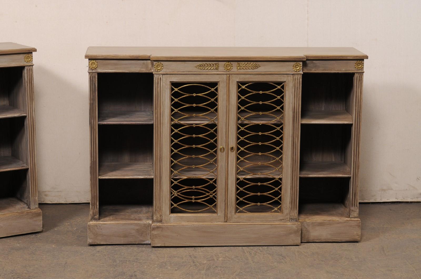 Francese Coppia francese di librerie neoclassiche a parete con bellissimi accenti di ottone in vendita