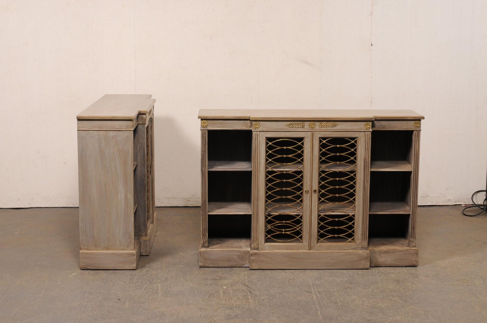 Coppia francese di librerie neoclassiche a parete con bellissimi accenti di ottone In condizioni buone in vendita a Atlanta, GA