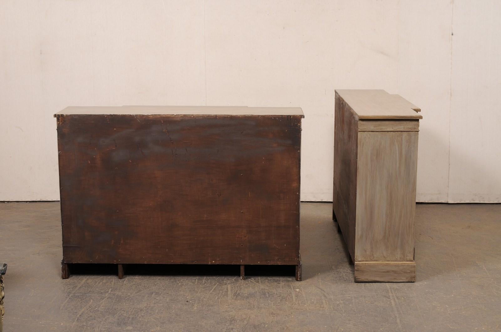 XX secolo Coppia francese di librerie neoclassiche a parete con bellissimi accenti di ottone in vendita