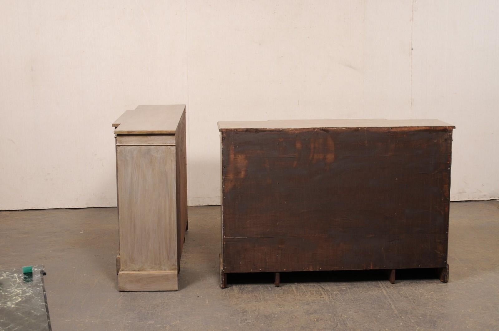 Ottone Coppia francese di librerie neoclassiche a parete con bellissimi accenti di ottone in vendita