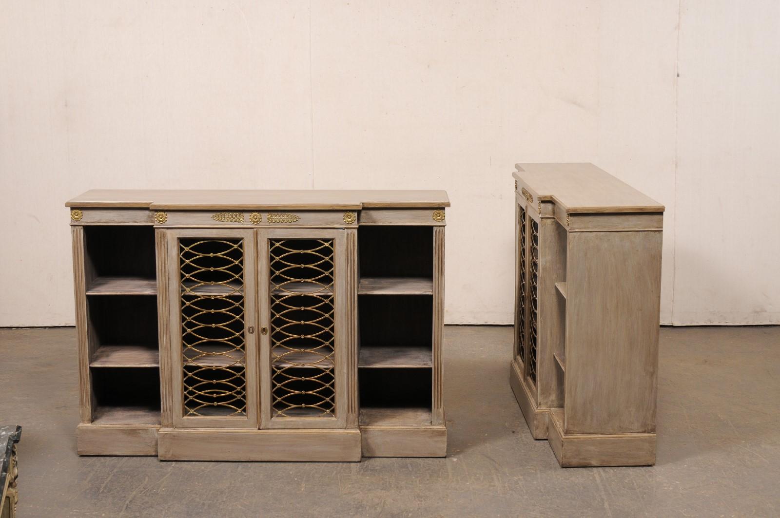 Coppia francese di librerie neoclassiche a parete con bellissimi accenti di ottone in vendita 1
