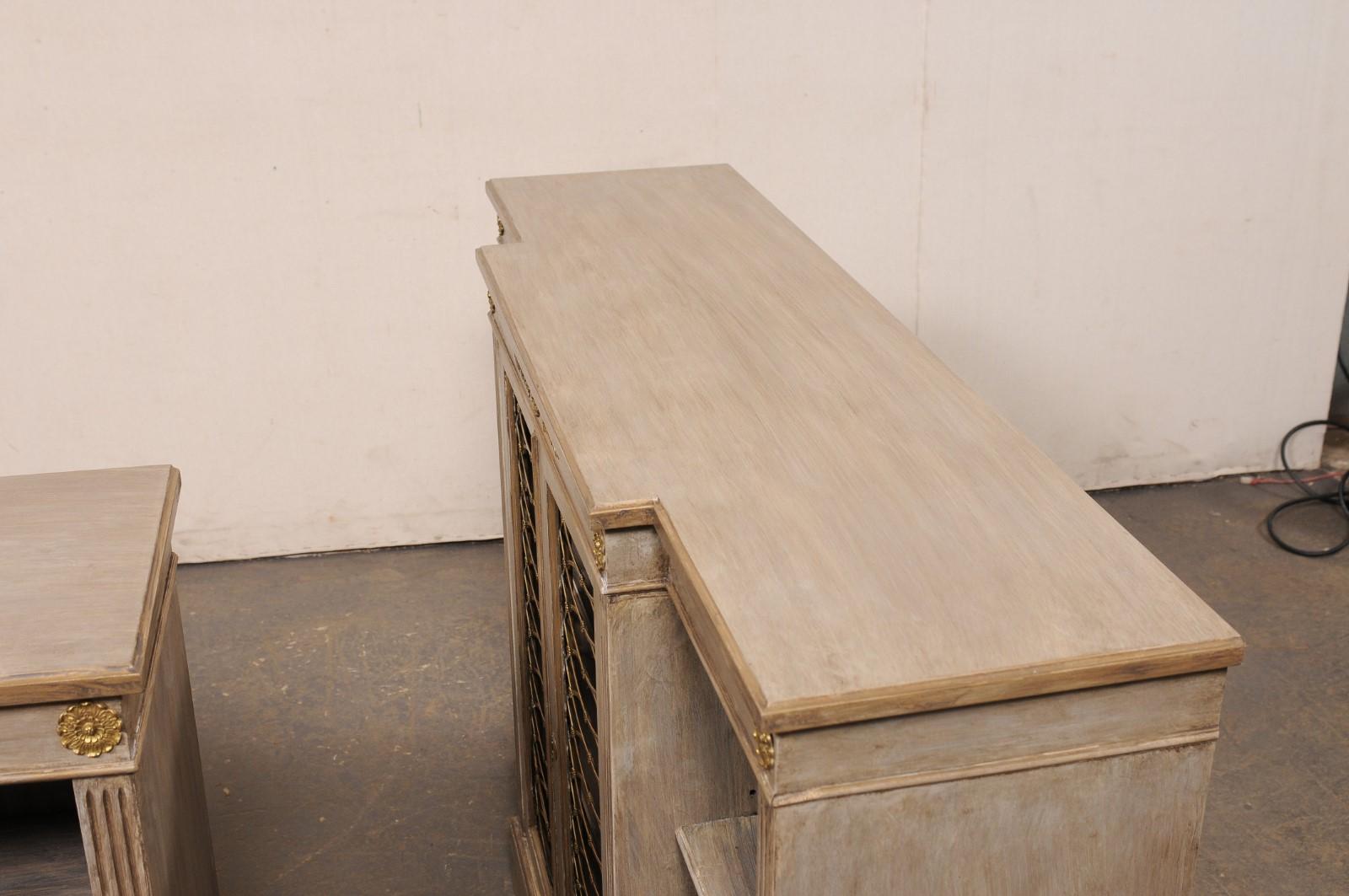 Coppia francese di librerie neoclassiche a parete con bellissimi accenti di ottone in vendita 2