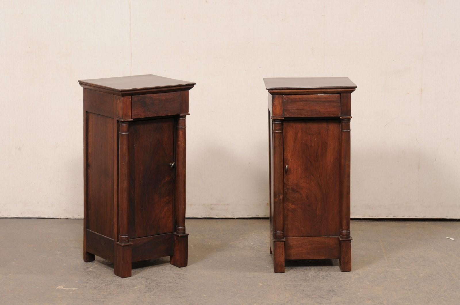 Coppia di armadietti laterali in legno in stile impero neoclassico della metà del XX secolo. Questi armadi vintage provenienti dalla Francia sono stati progettati con influenze neoclassiche dell'Impero, con i loro montanti frontali a doppia colonna