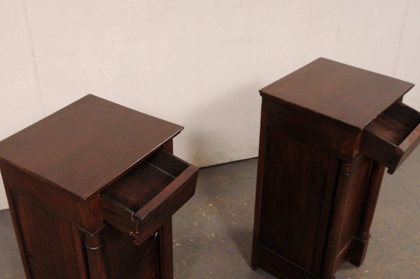 Neoclassico Coppia francese di comodini snelli in stile Impero neoclassico, metà del XX secolo in vendita