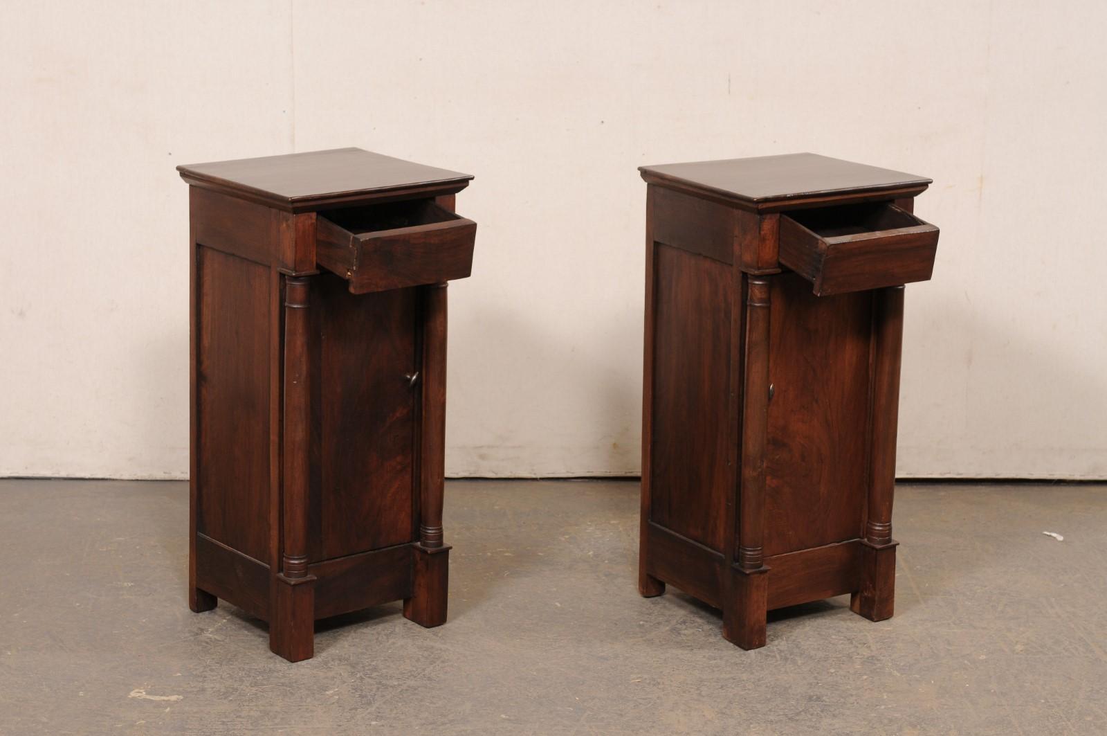 Francese Coppia francese di comodini snelli in stile Impero neoclassico, metà del XX secolo in vendita