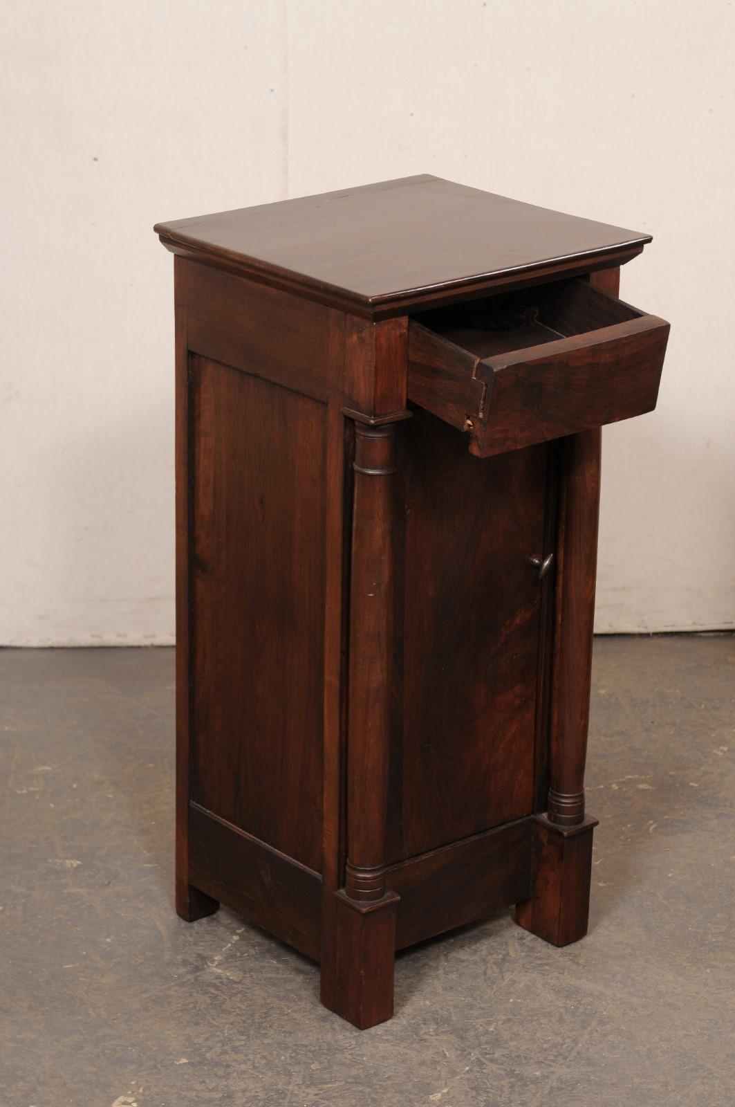 Coppia francese di comodini snelli in stile Impero neoclassico, metà del XX secolo In condizioni buone in vendita a Atlanta, GA
