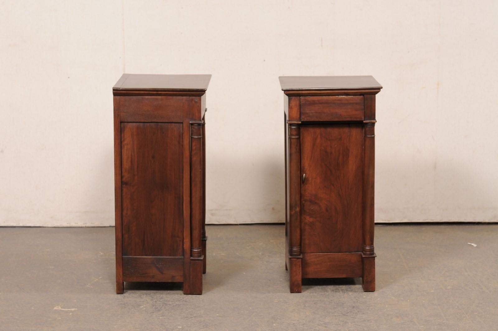 Legno Coppia francese di comodini snelli in stile Impero neoclassico, metà del XX secolo in vendita