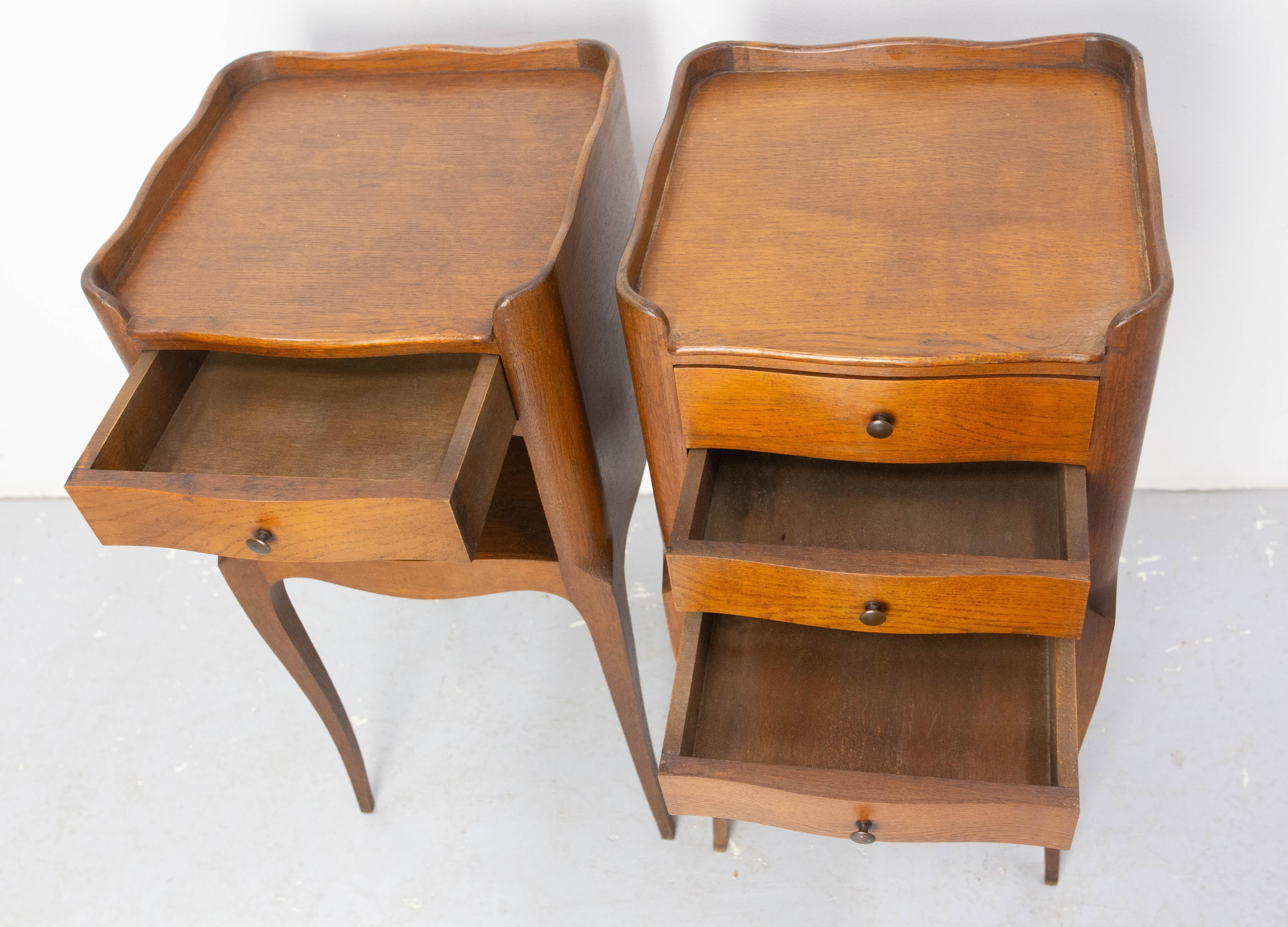 Coppia di Comodini francesi in stile Luigi XV Armadietti da letto in Oak e Ferro c. 1970 in vendita 3