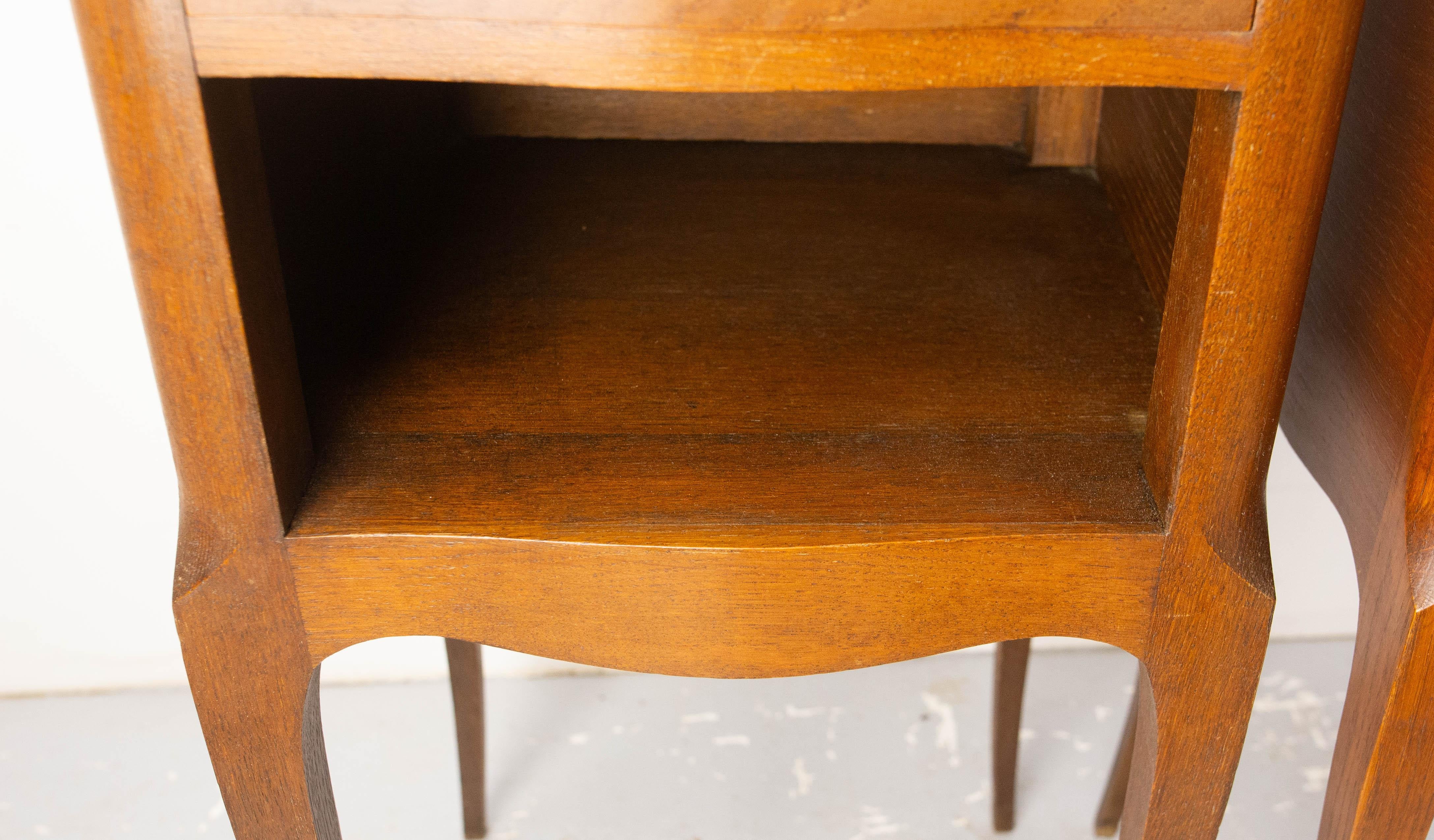 Coppia di Comodini francesi in stile Luigi XV Armadietti da letto in Oak e Ferro c. 1970 in vendita 4