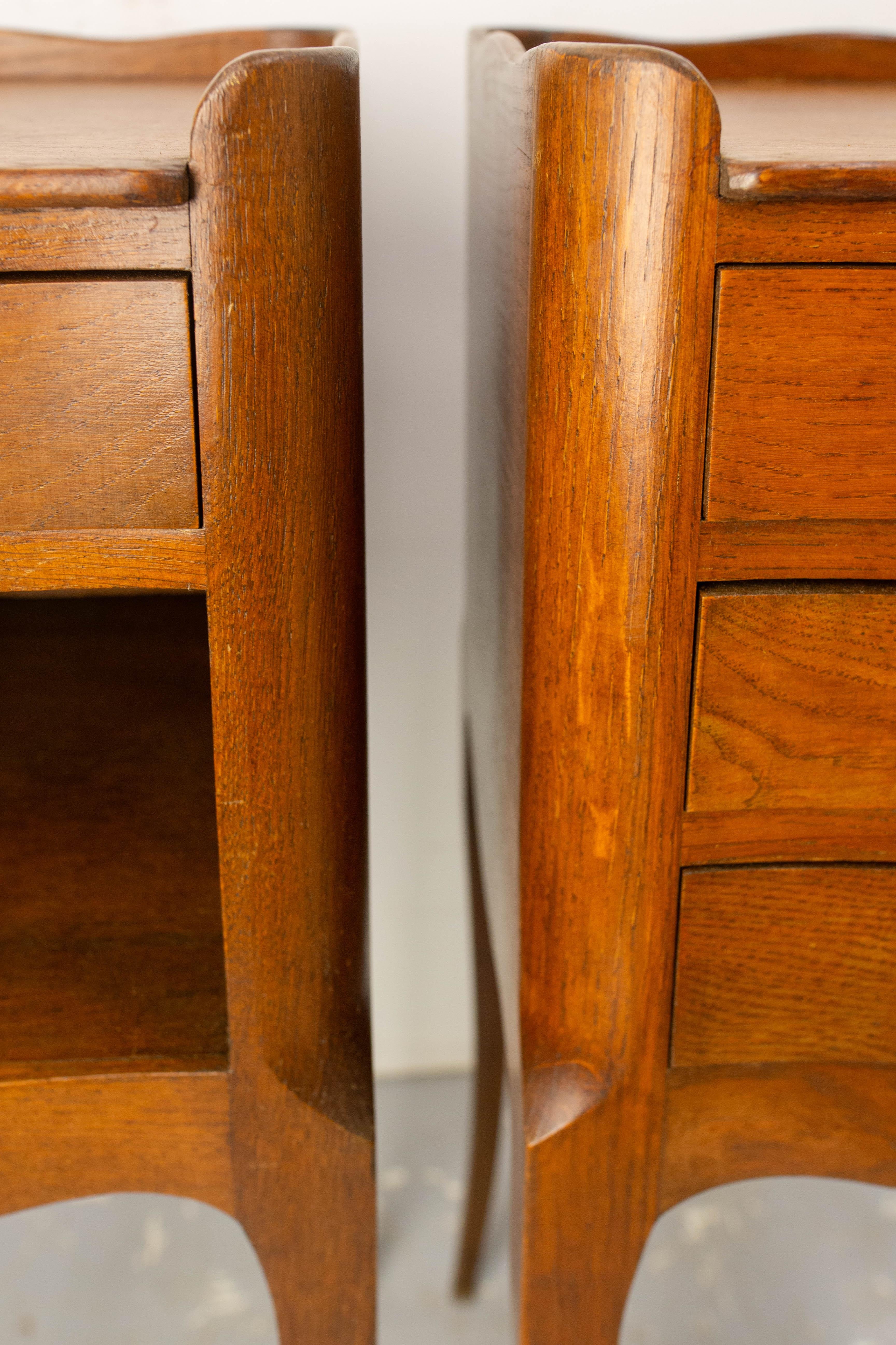 Coppia di Comodini francesi in stile Luigi XV Armadietti da letto in Oak e Ferro c. 1970 in vendita 5