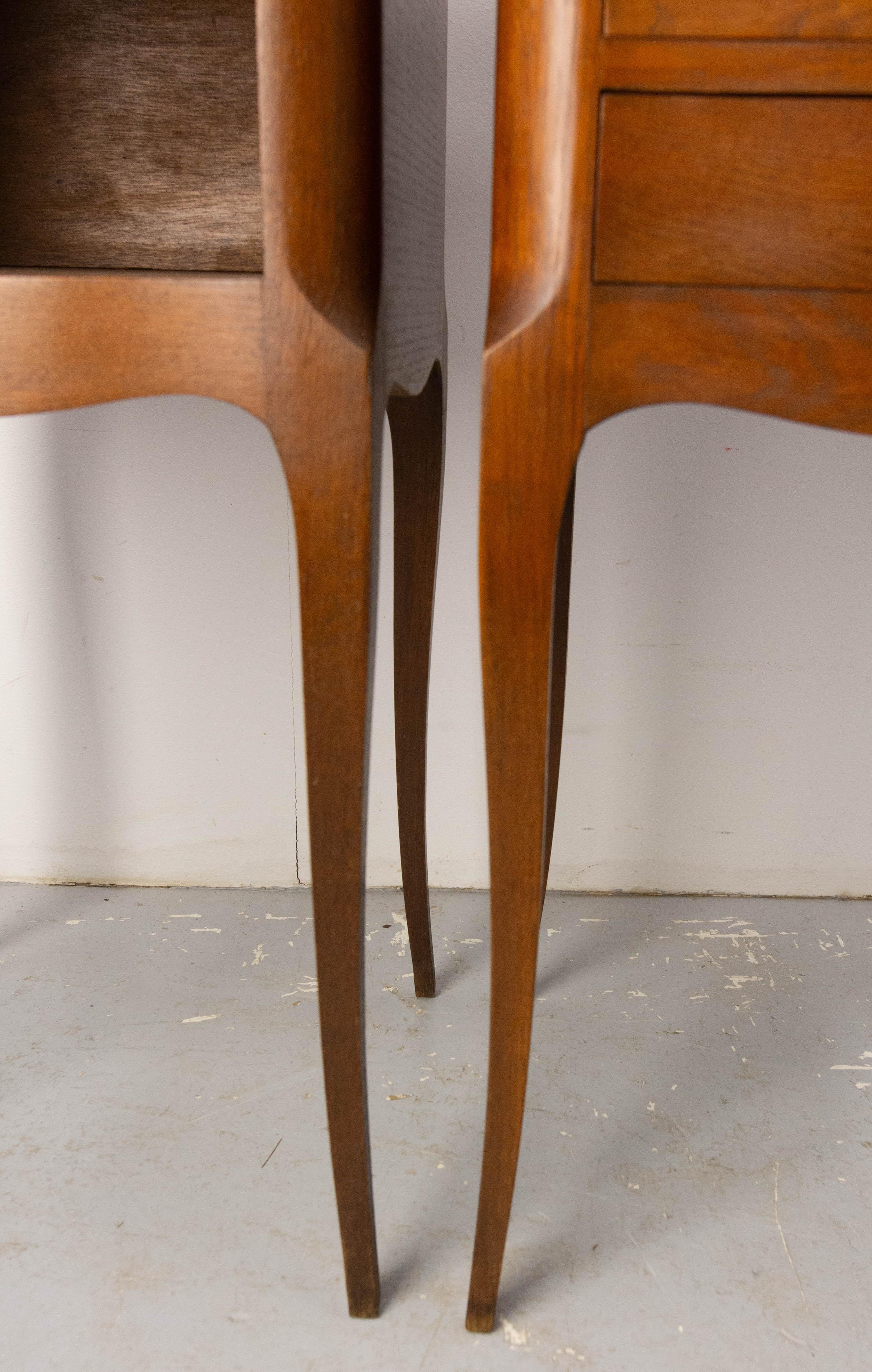 Coppia di Comodini francesi in stile Luigi XV Armadietti da letto in Oak e Ferro c. 1970 in vendita 6