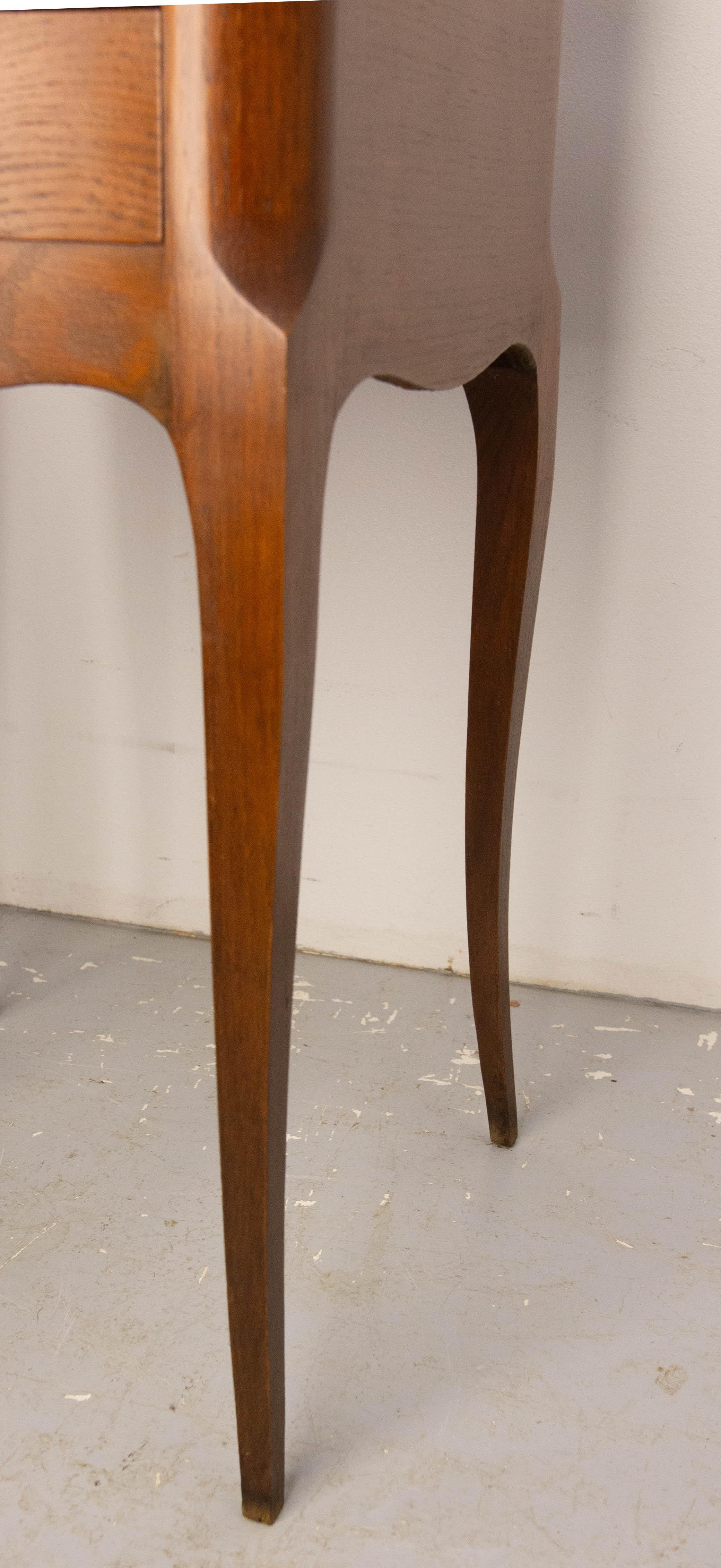 Coppia di Comodini francesi in stile Luigi XV Armadietti da letto in Oak e Ferro c. 1970 in vendita 7