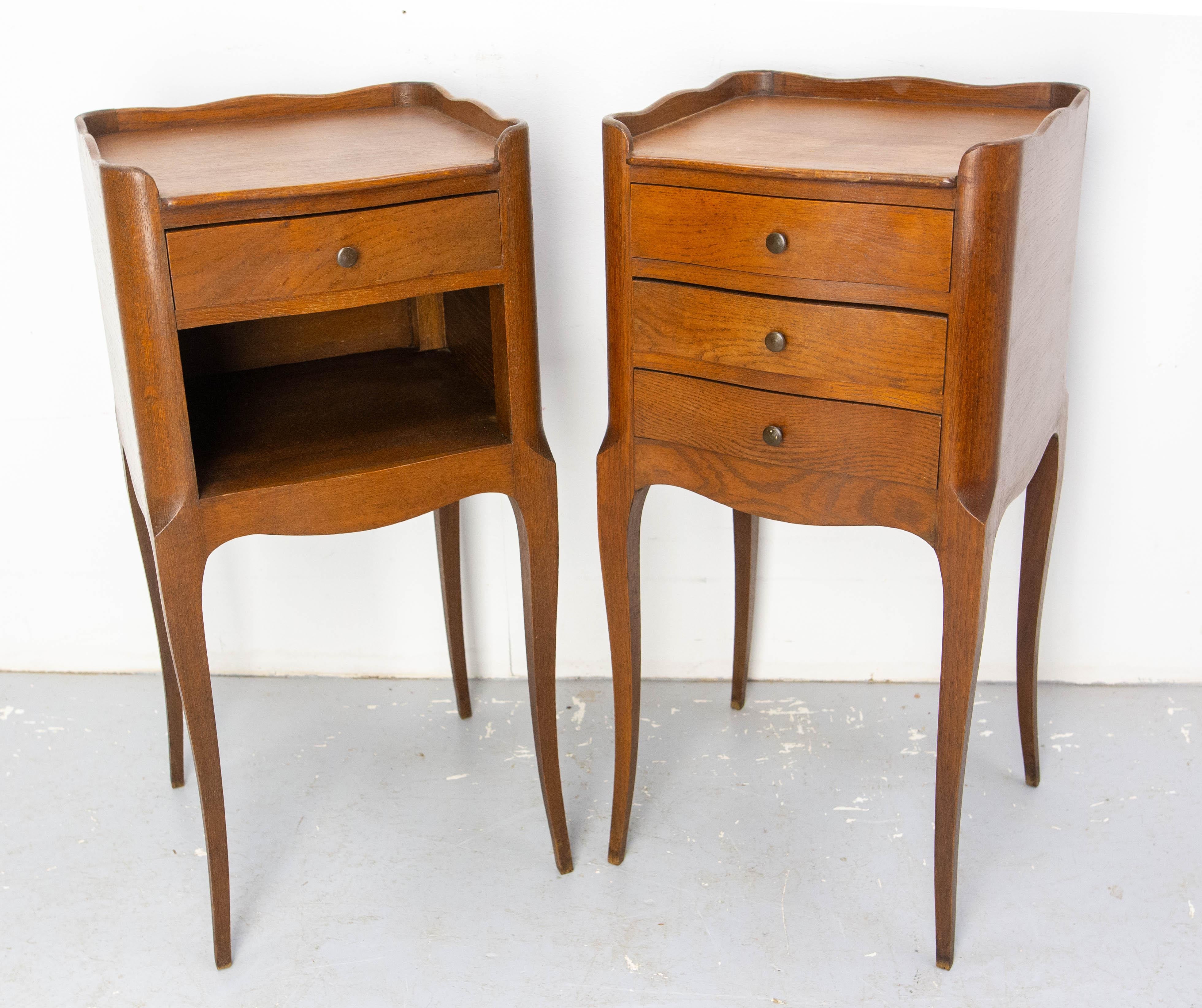 Comodini francesi degli anni '1970.
Quercia massiccia e stile Luigi XV.
La coppia corrisponde, ma ogni comodino è diverso: uno ha tre cassetti, mentre il secondo ha un cassetto e una nicchia. 

Buone condizioni, alcune tracce d'uso (vedi