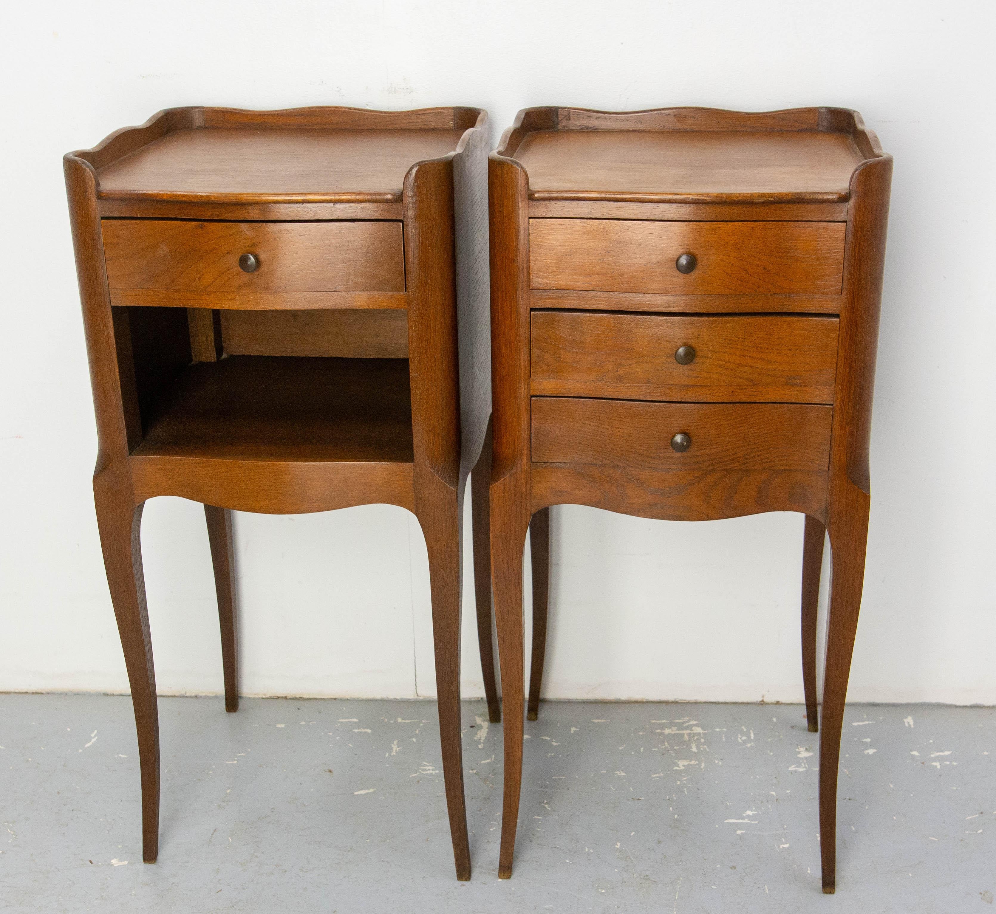 Mid-Century moderno Coppia di Comodini francesi in stile Luigi XV Armadietti da letto in Oak e Ferro c. 1970 in vendita