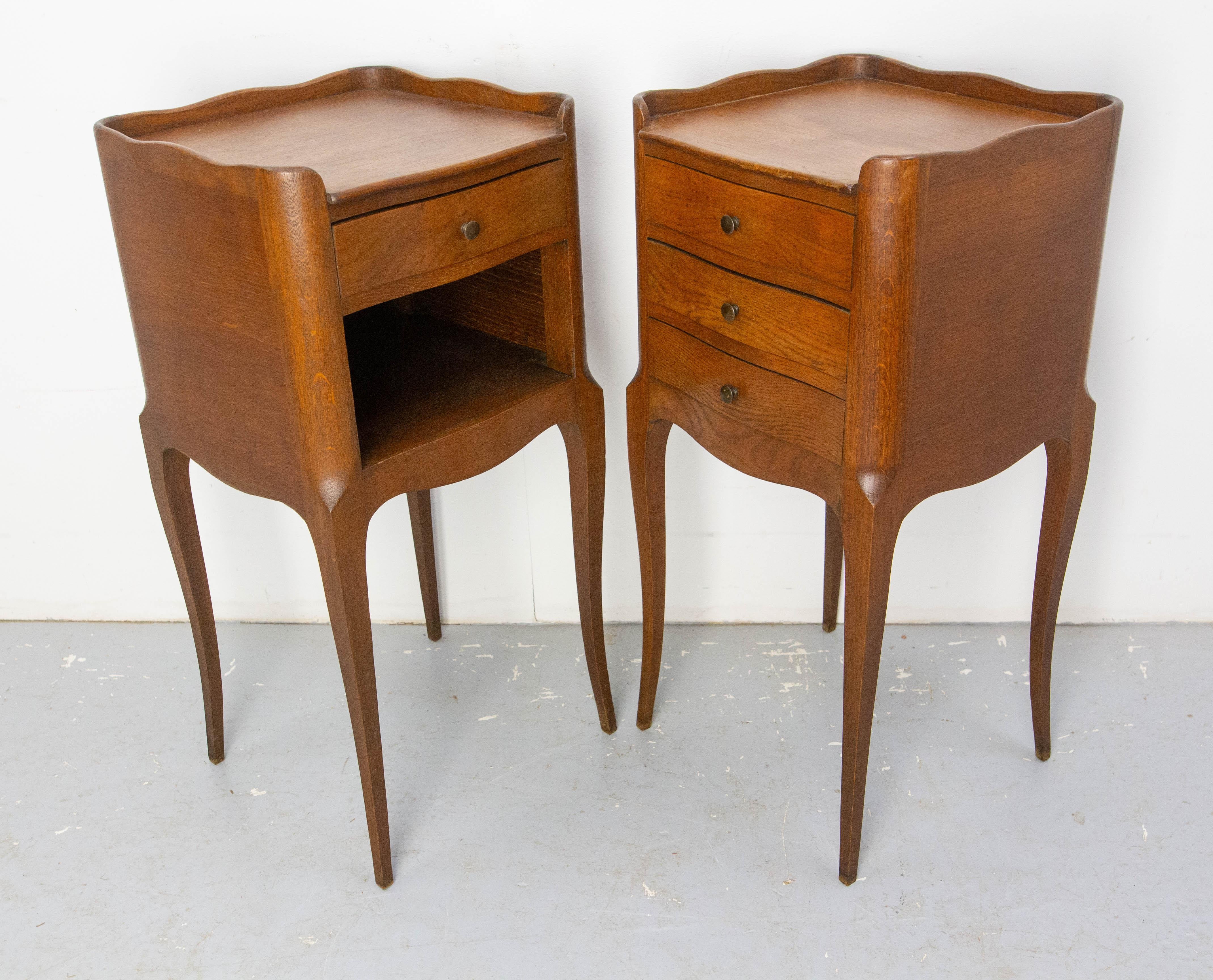 Francese Coppia di Comodini francesi in stile Luigi XV Armadietti da letto in Oak e Ferro c. 1970 in vendita