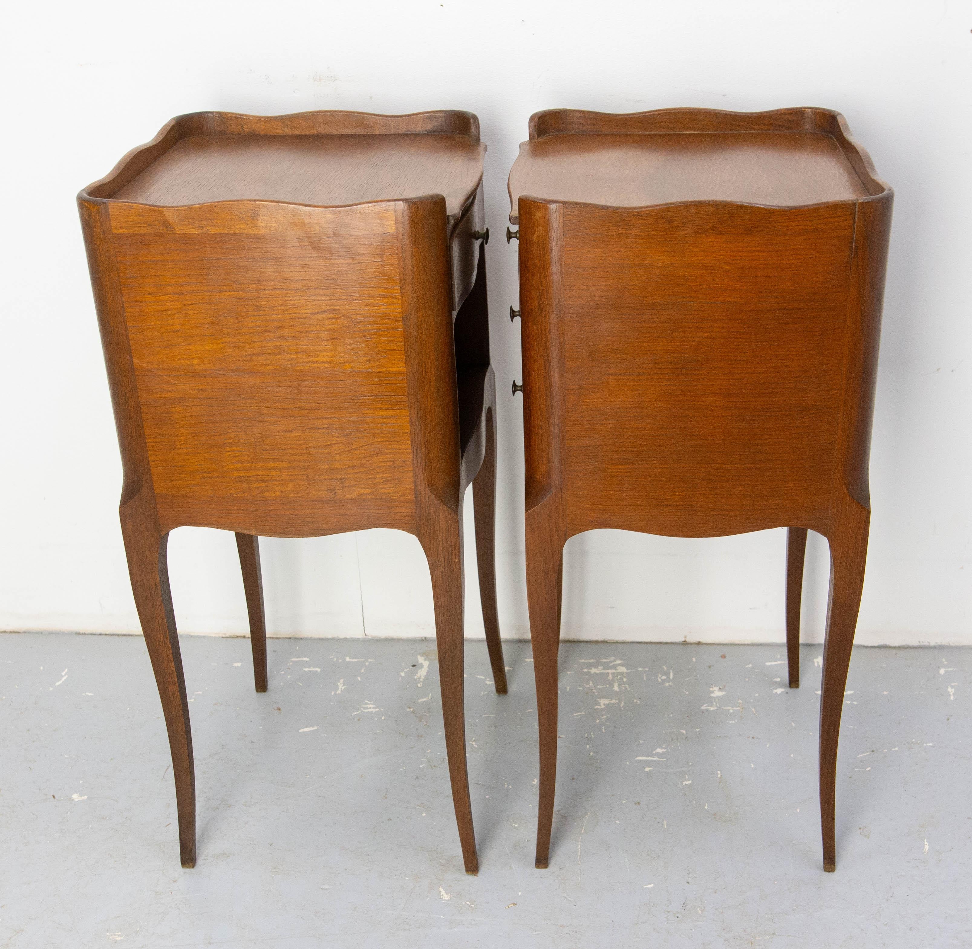 Coppia di Comodini francesi in stile Luigi XV Armadietti da letto in Oak e Ferro c. 1970 In condizioni buone in vendita a Labrit, Landes