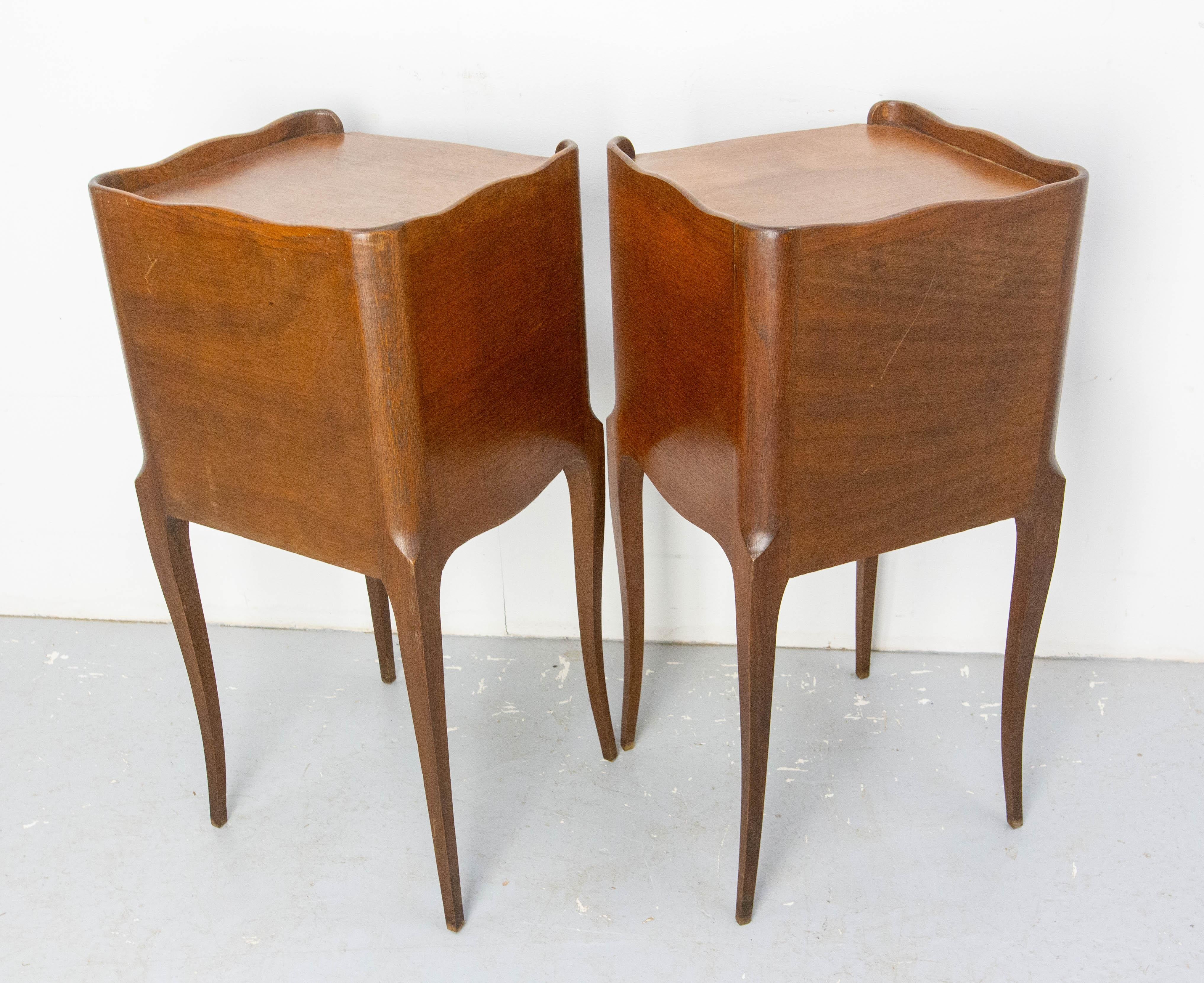 XX secolo Coppia di Comodini francesi in stile Luigi XV Armadietti da letto in Oak e Ferro c. 1970 in vendita