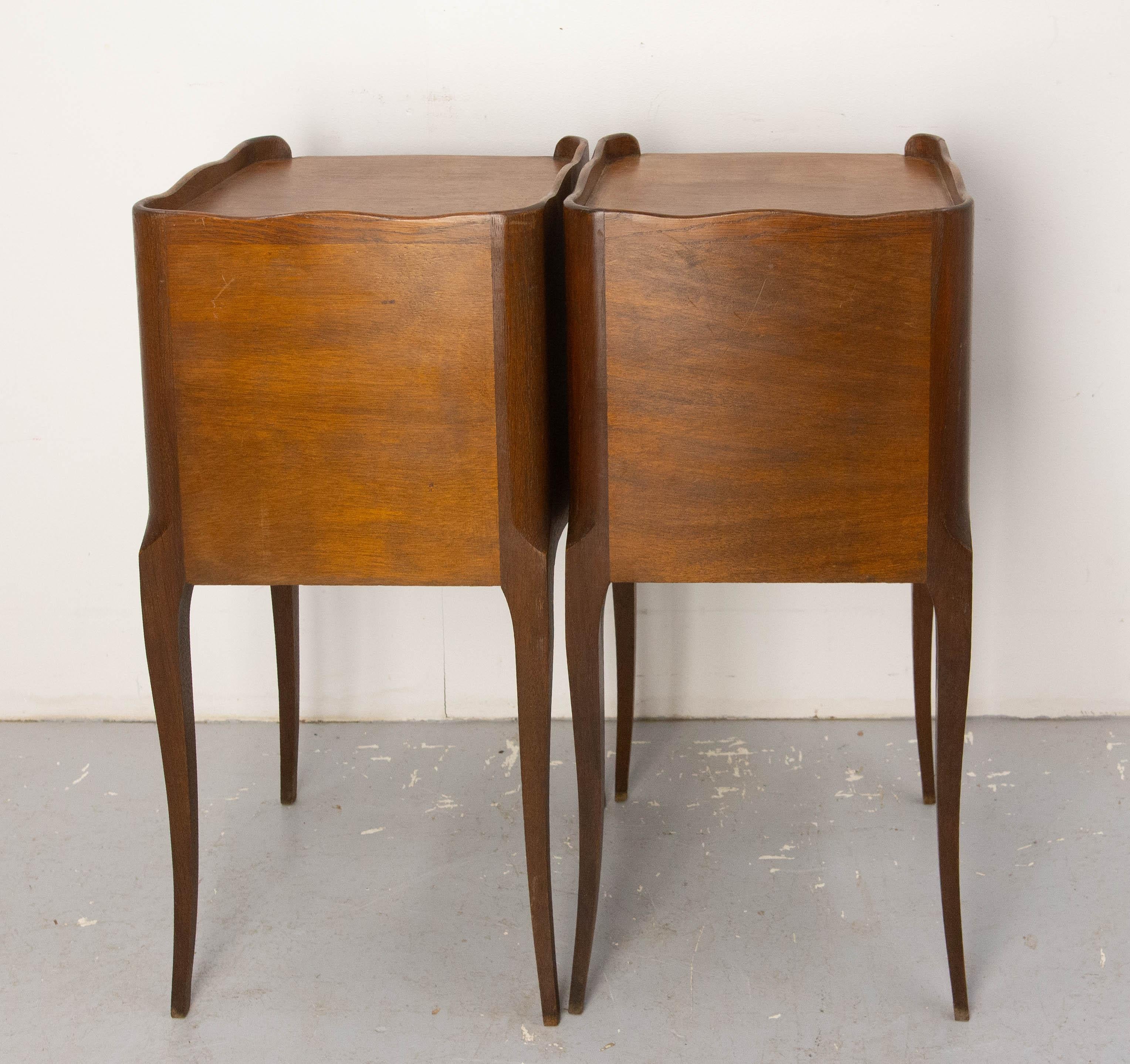 Quercia Coppia di Comodini francesi in stile Luigi XV Armadietti da letto in Oak e Ferro c. 1970 in vendita