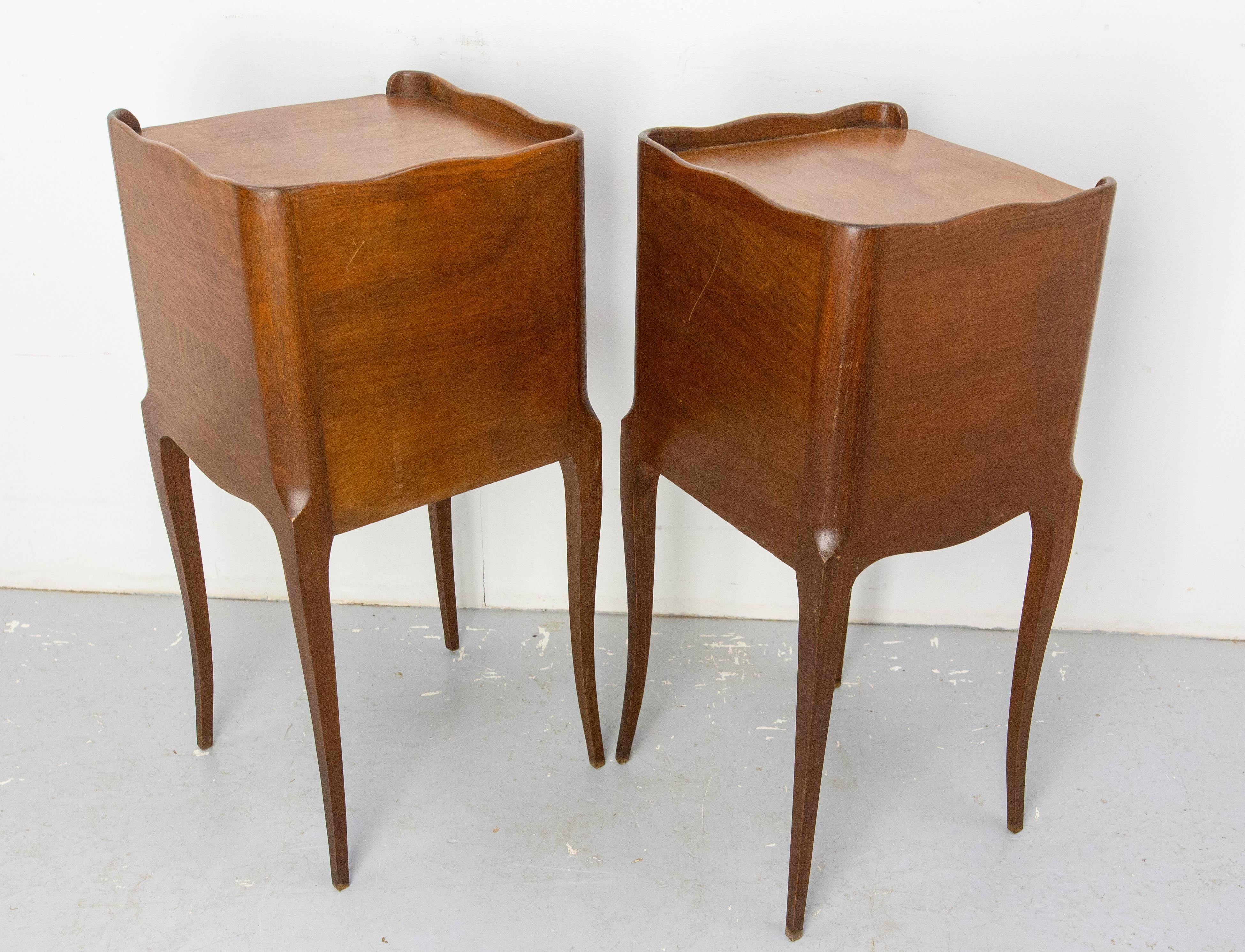 Coppia di Comodini francesi in stile Luigi XV Armadietti da letto in Oak e Ferro c. 1970 in vendita 1