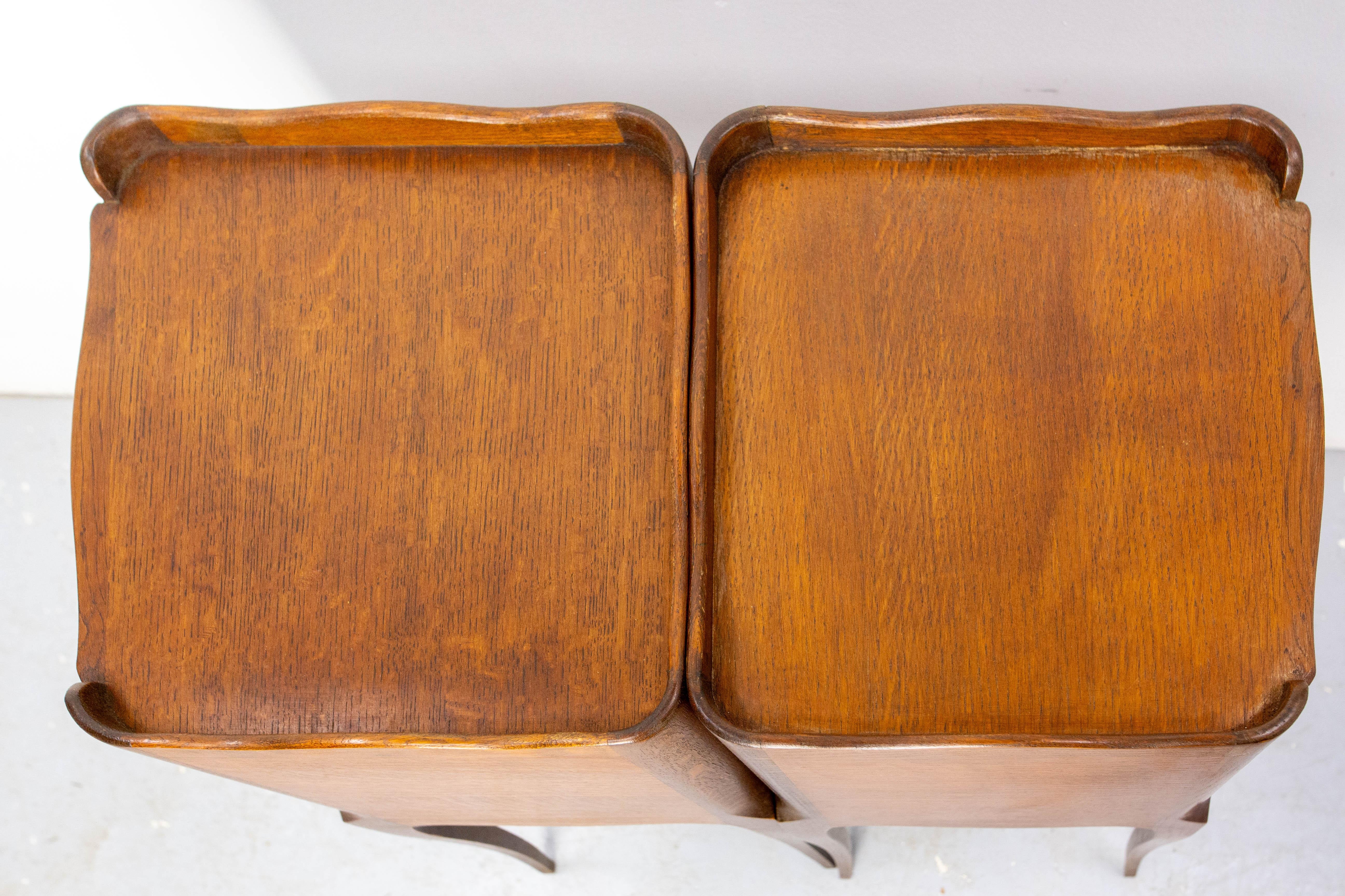 Coppia di Comodini francesi in stile Luigi XV Armadietti da letto in Oak e Ferro c. 1970 in vendita 2