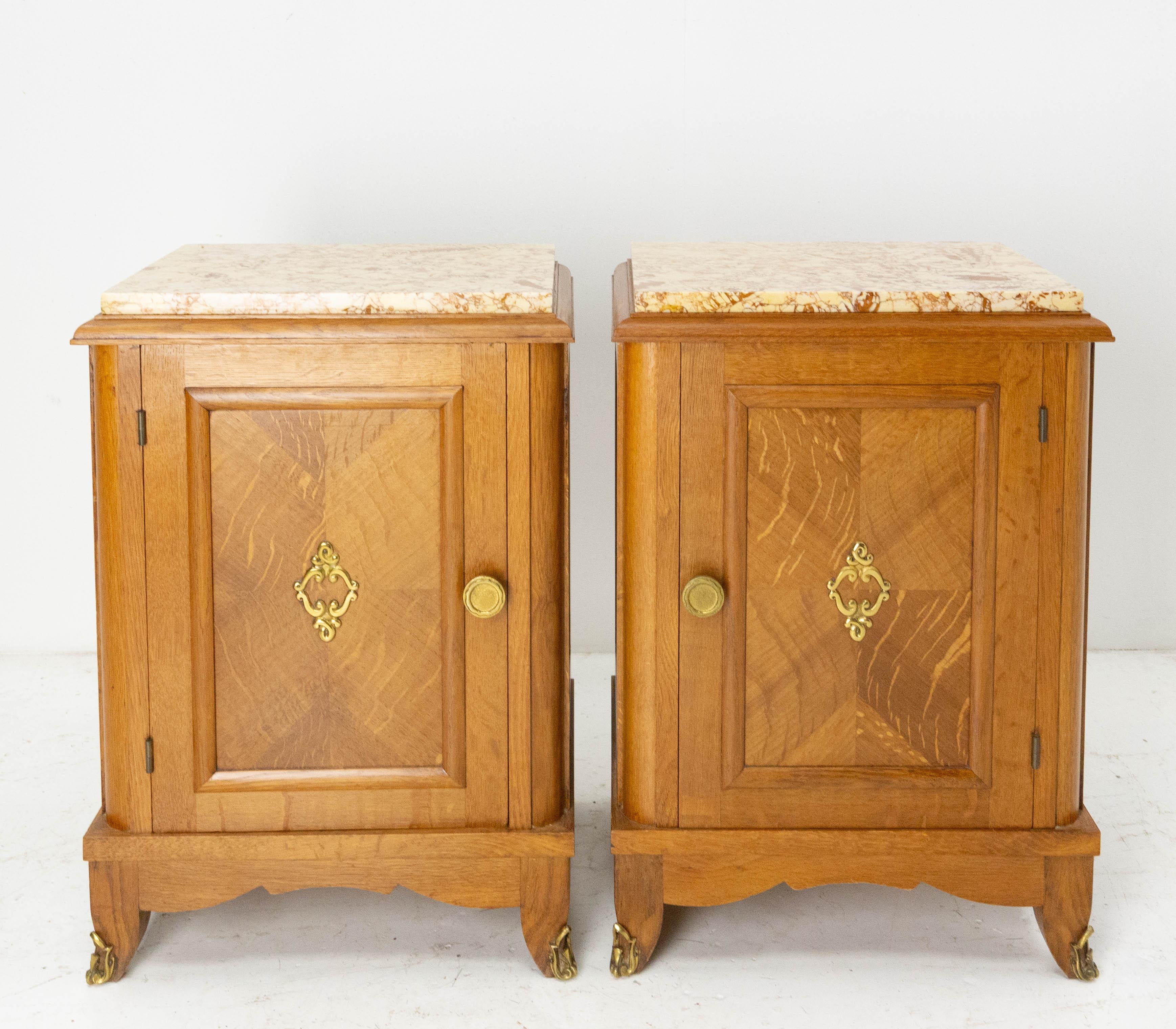 Side cabinets nightstand with marble tops
The marbles has fossils inclusions
Oak and brasse
Bedside tables of the 20th mid-century 1960

Good condition.
 