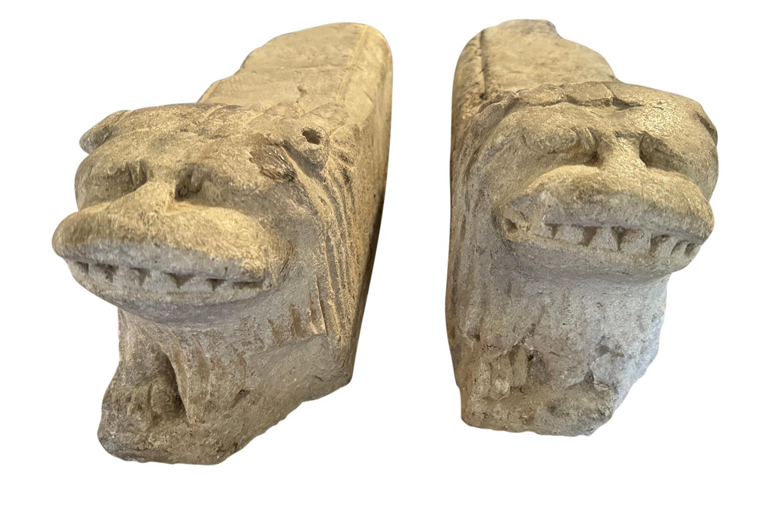 Une paire sensationnelle de sculptures de lion provenant de la région d'Avignon en France. Merveilleusement sculpté dans une pierre calcaire dure. Fabuleuse patine. Des pièces d'accent parfaites pour tout environnement traditionnel ou moderne. 